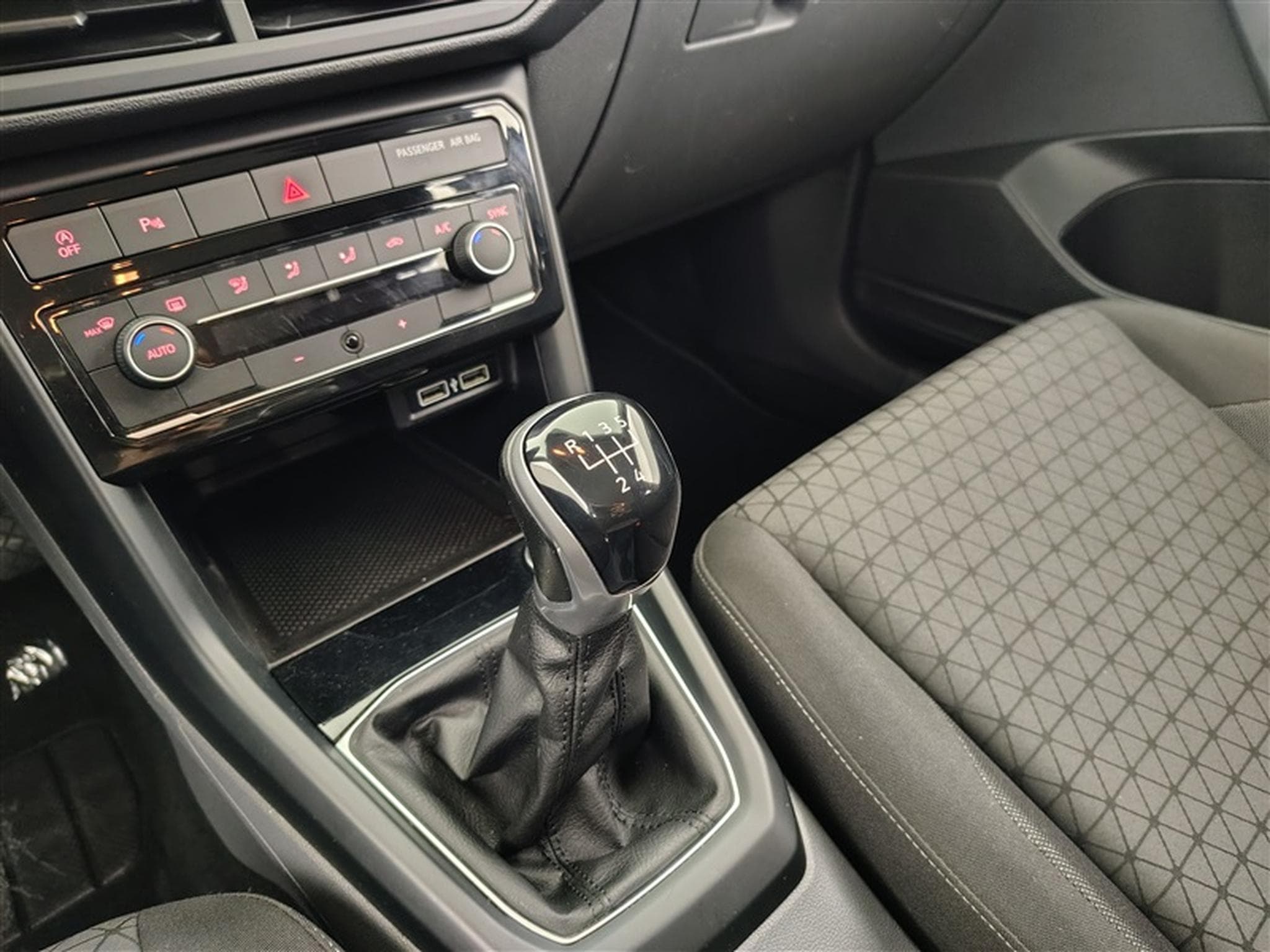 VW T-Cross 1.0 TSI Life OPF (EU6AP) (2020) - Photo 12