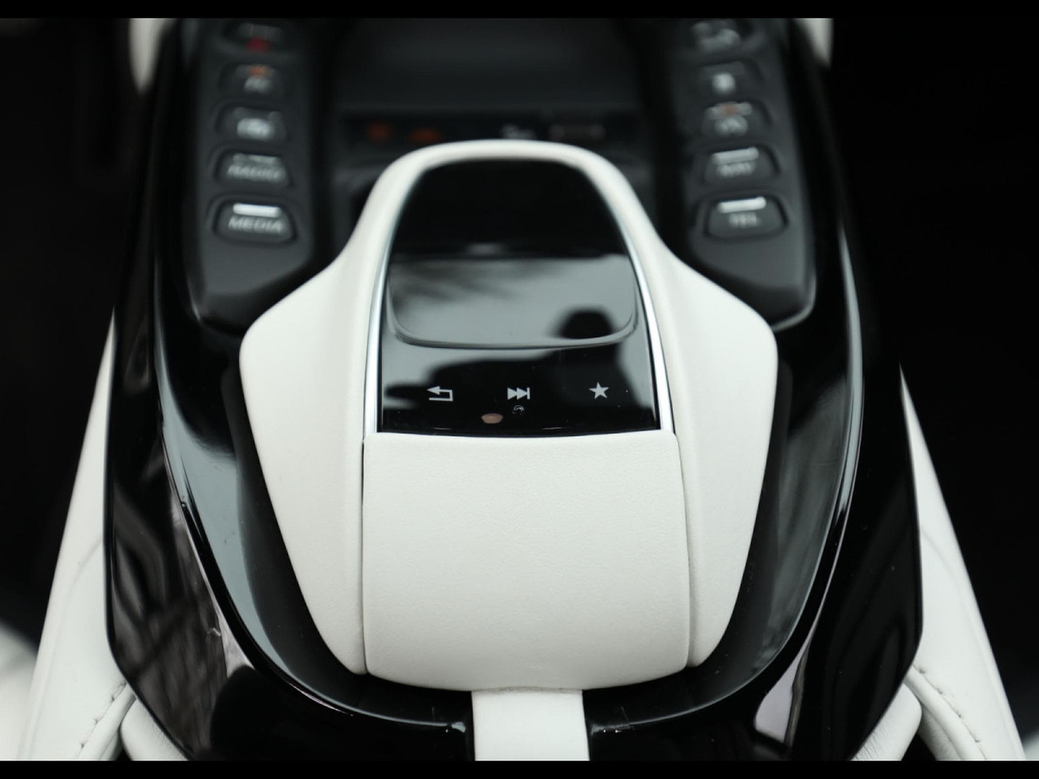 Aston-Martin V8 Vantage VANTAGE COUPE - FULL XPEL (2022) - Photo 14