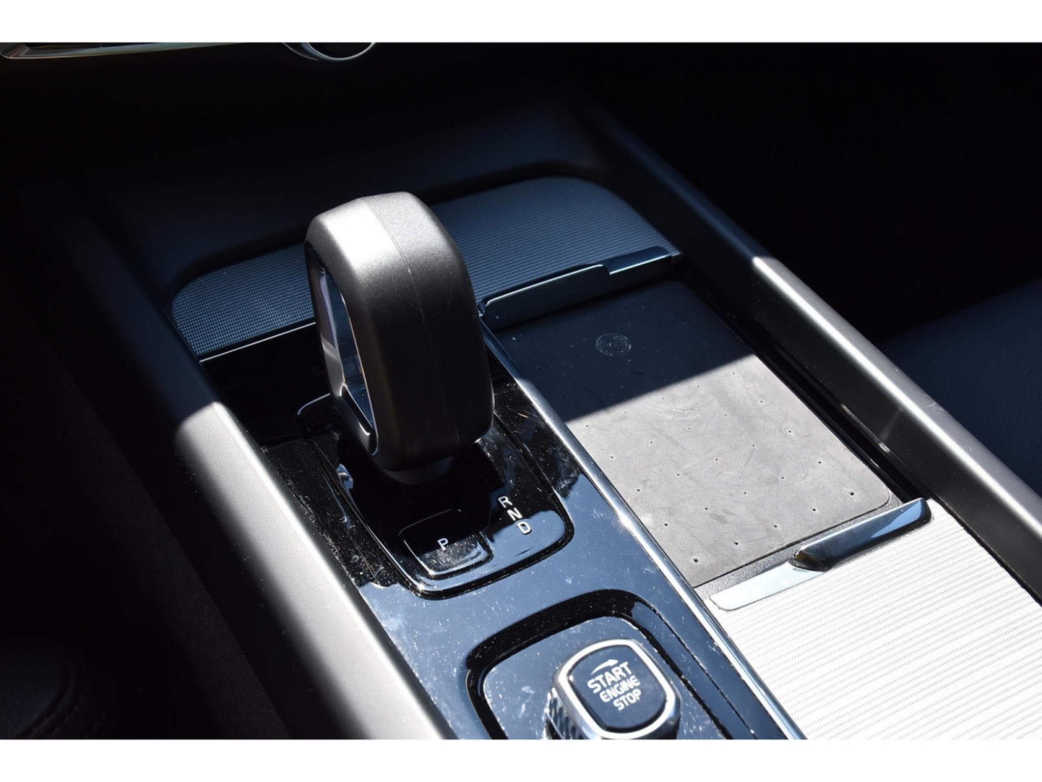 Volvo V60 2.0 B4 Plus Dark Geartronic PANO CUIR MEMO CAM360 HARMAN 1°M (2025) - Photo 22