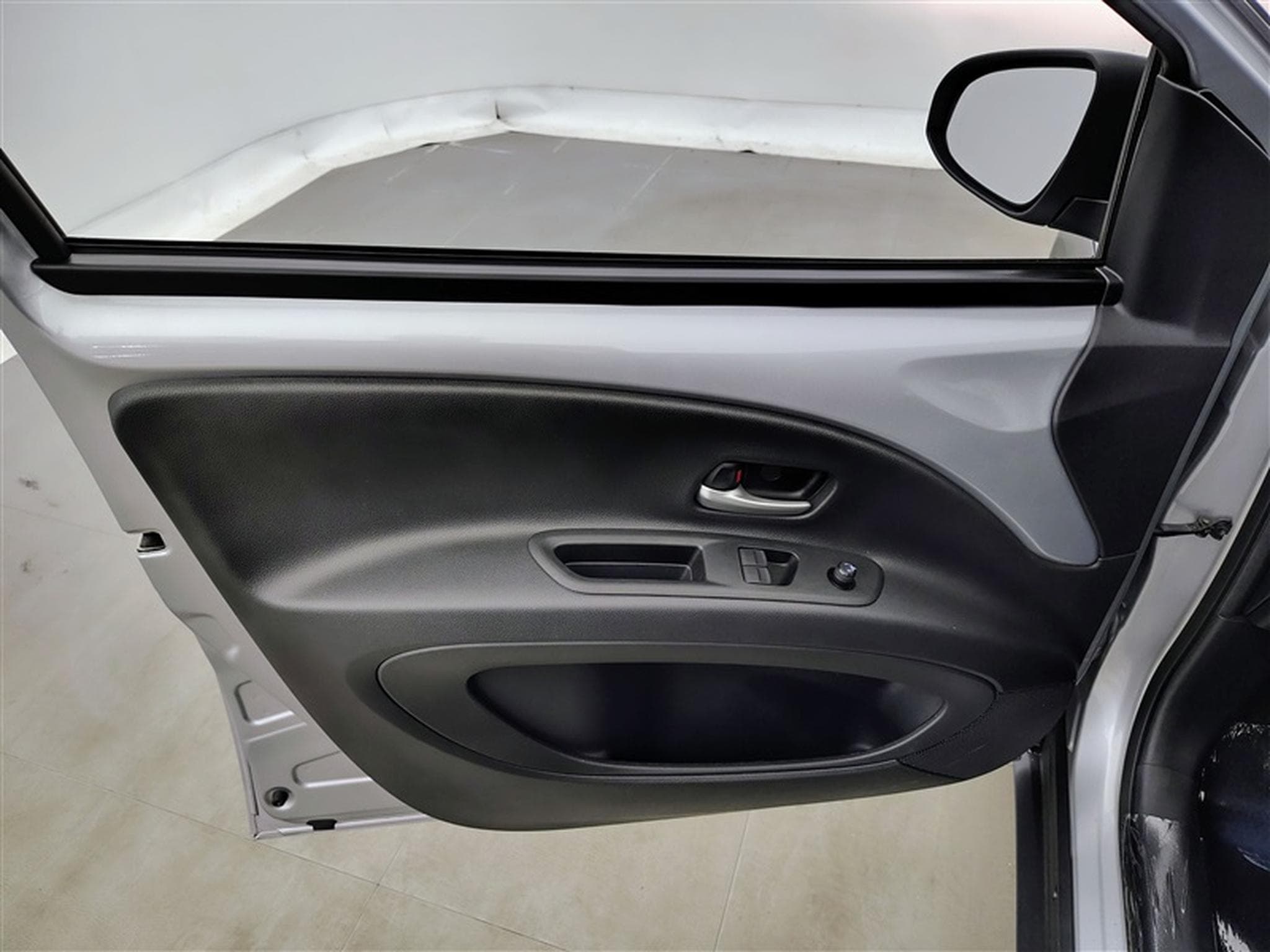 Toyota Aygo 1.0i VVT-i X play (2023) - Photo 17