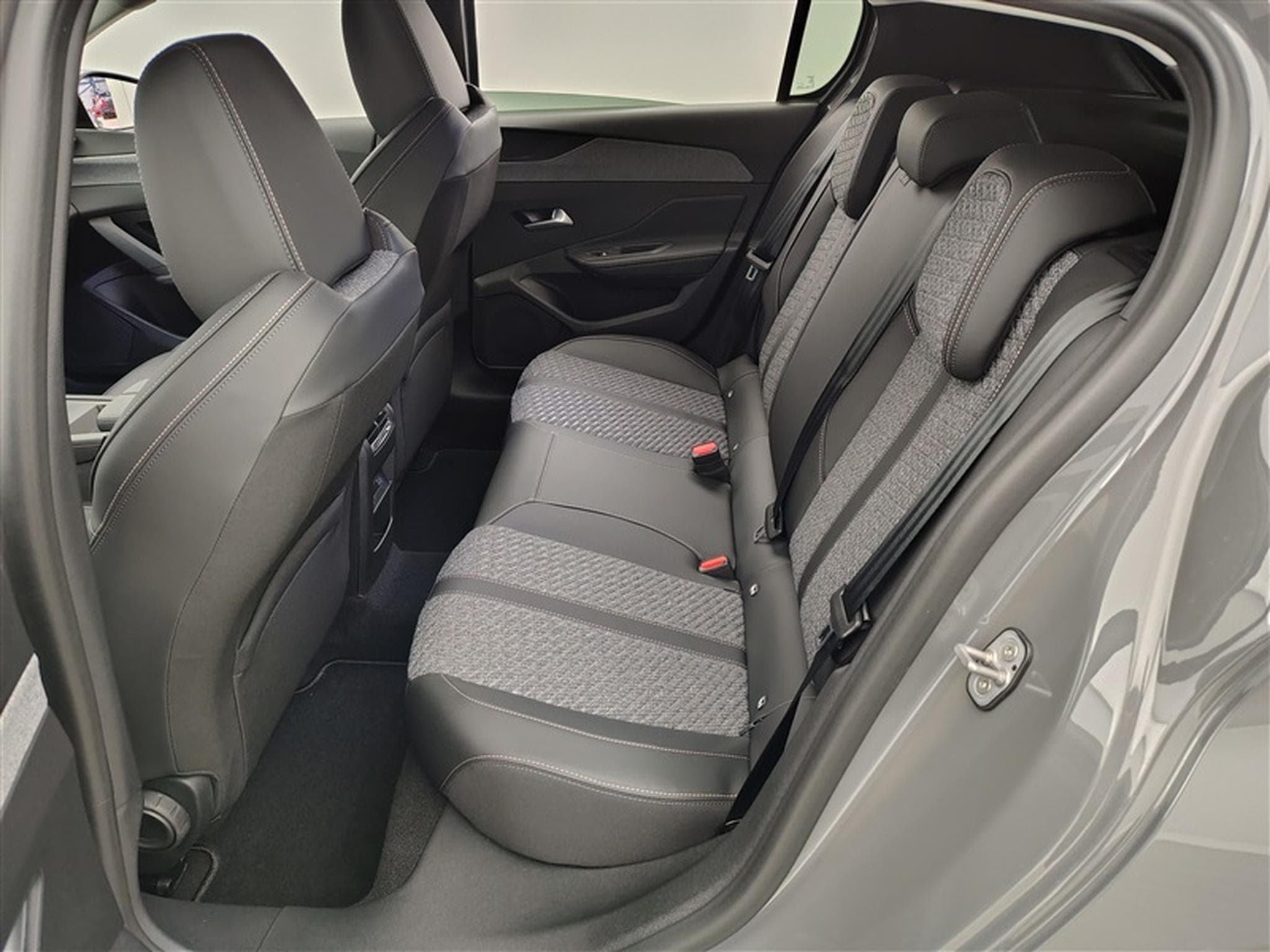Peugeot 308 1.5 BlueHDi 130cv EAT8 Allure NAVI / FULL LED / CAMERA 360° (2026) - Photo 13