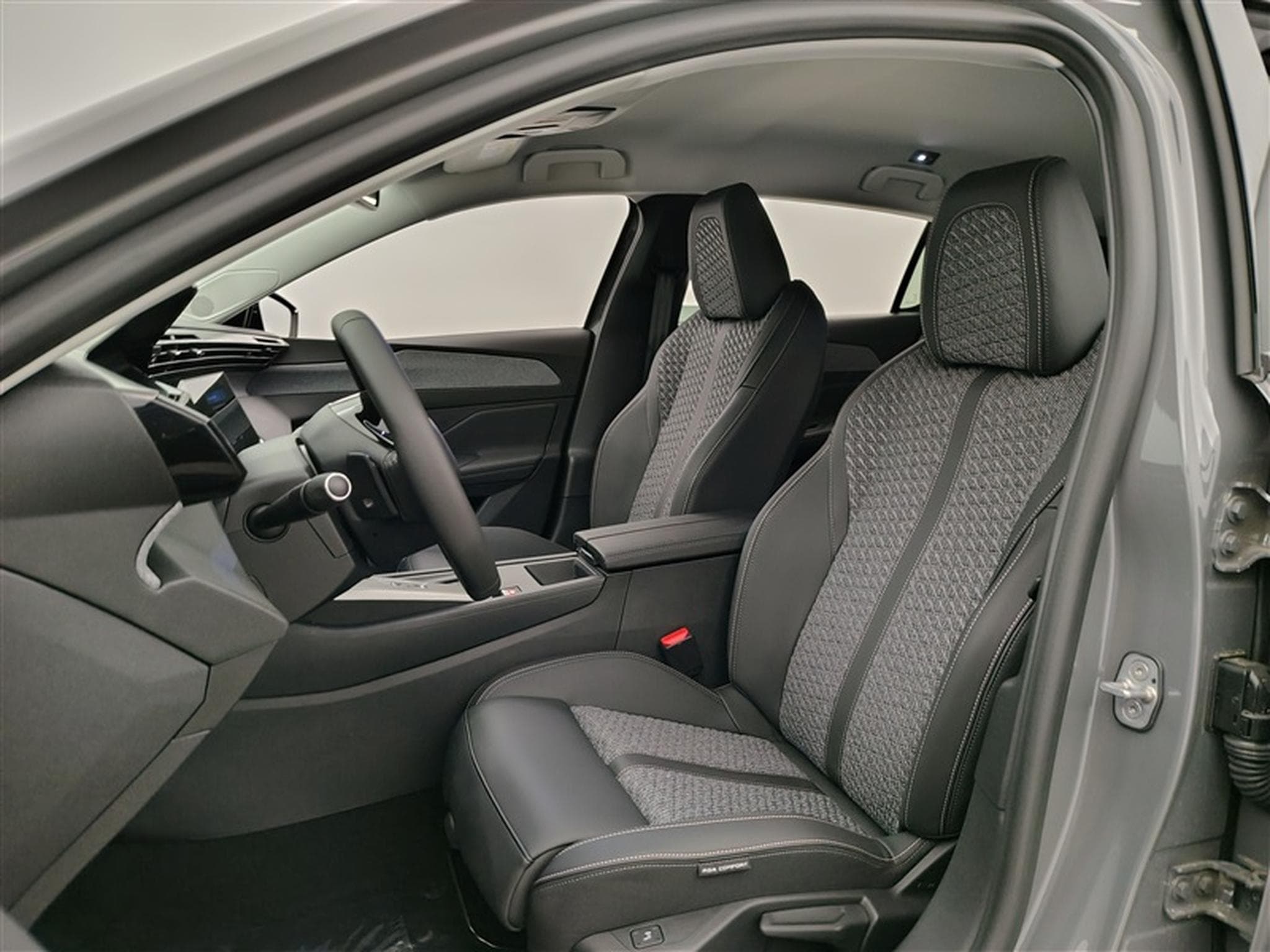 Peugeot 308 1.5 BlueHDi 130cv EAT8 Allure NAVI / FULL LED / CAMERA 360° (2026) - Photo 7
