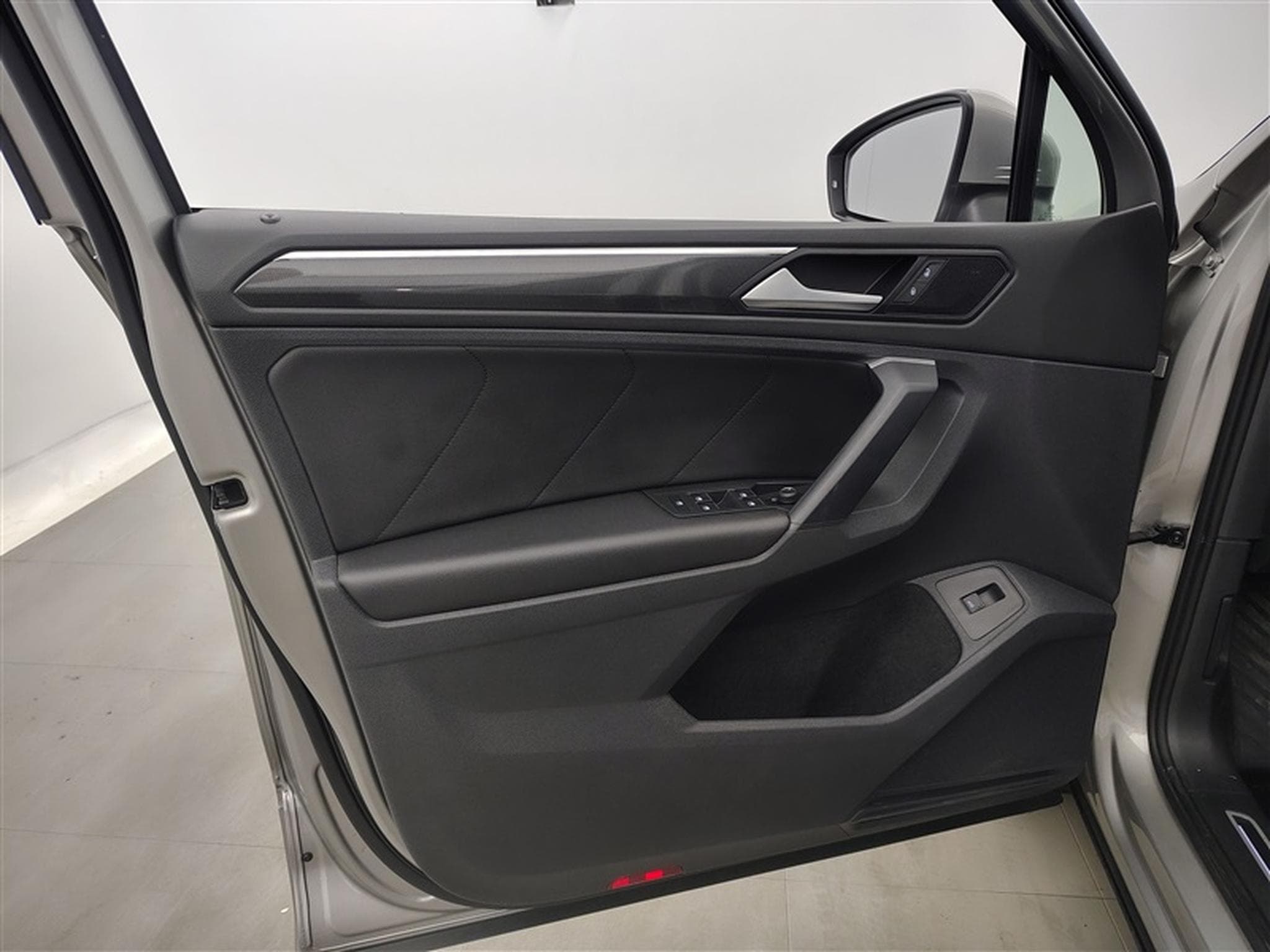 VW Tiguan 2.0 TDI SCR R-Line DSG (2020) - Photo 17