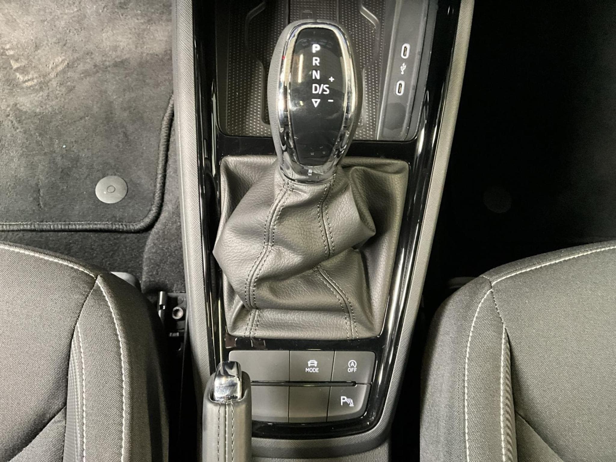 Skoda Kamiq Monte-Carlo+DSG+P.Ass+Navi+LED (2025) - Photo 12