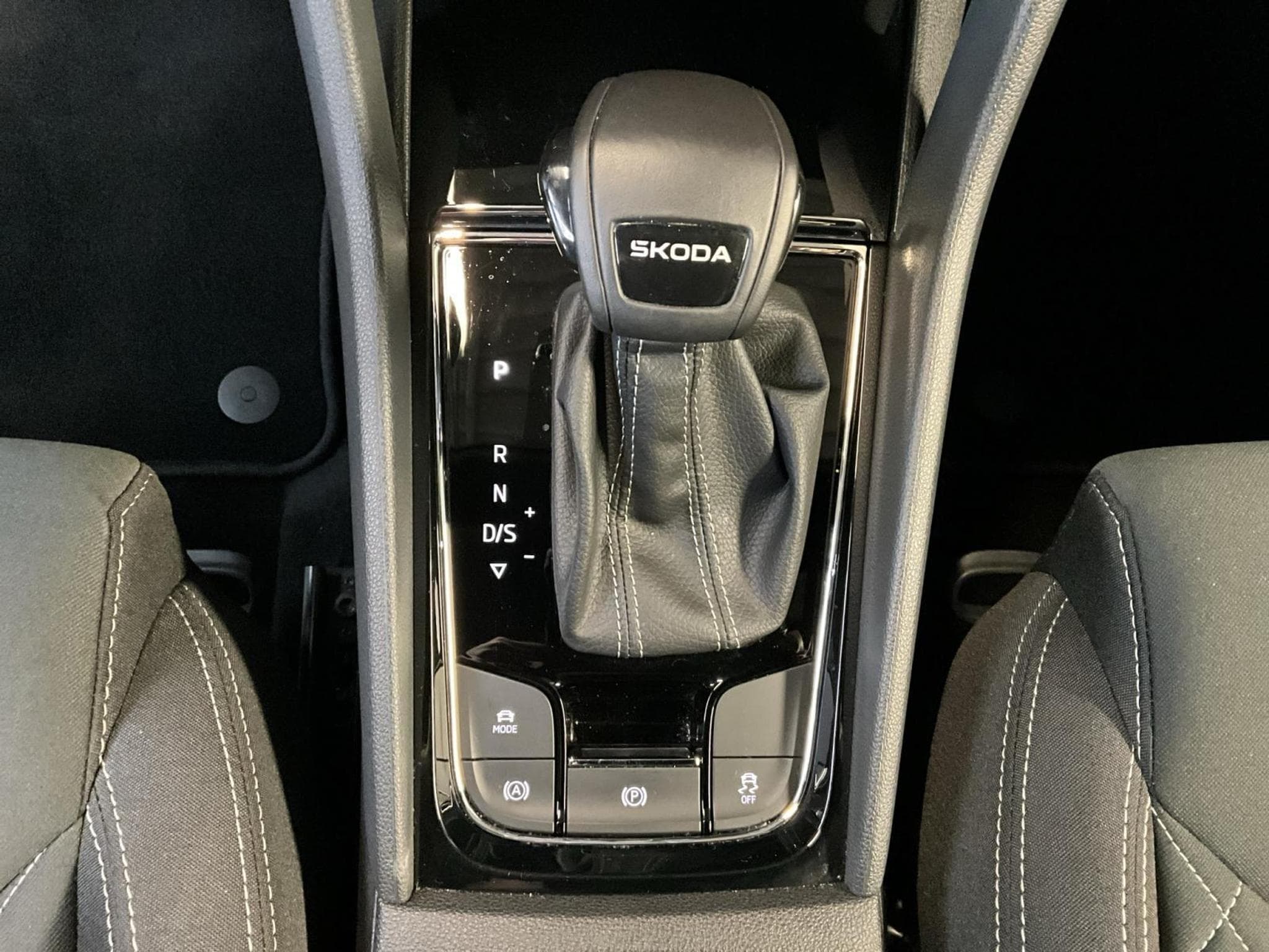 Skoda Karoq Sportline+DSG+KESSY+P.Travel-Ass.+AHK (2025) - Photo 13
