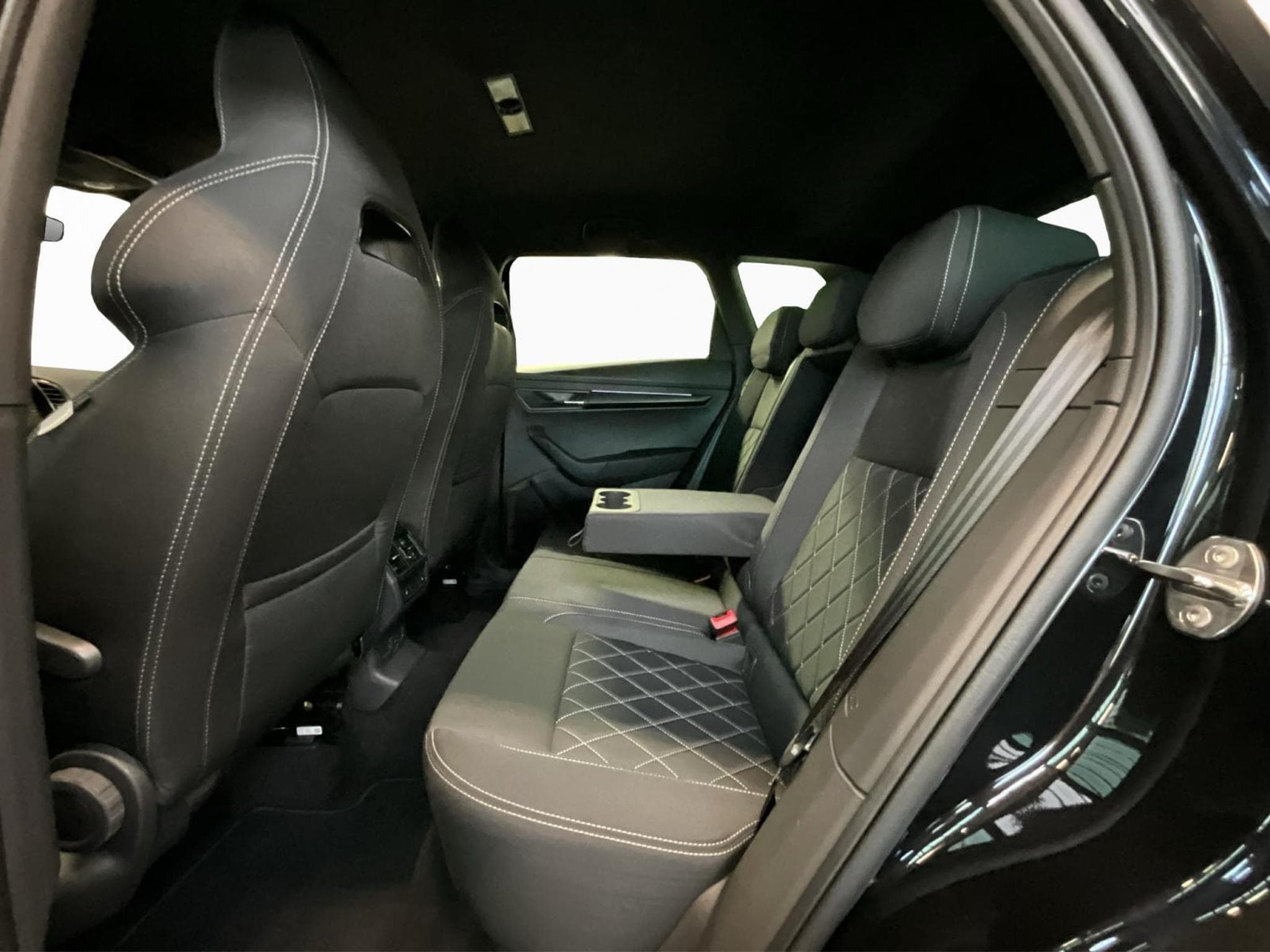Skoda Karoq Sportline+DSG+KESSY+P.Travel-Ass.+AHK (2025) - Photo 18
