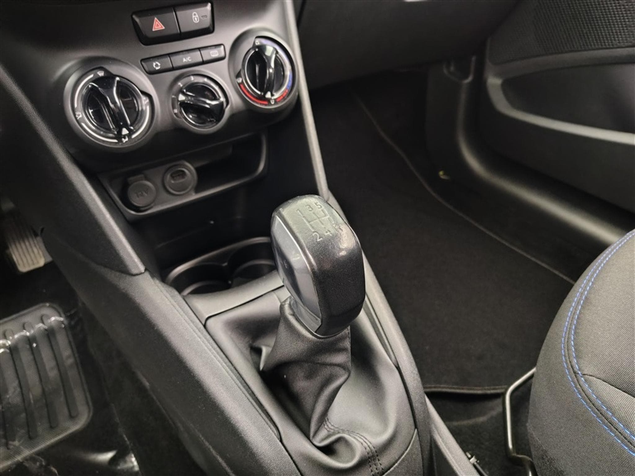 Peugeot 208 1.2i PureTech Signature CARPLAY / PDC (2019) - Photo 12
