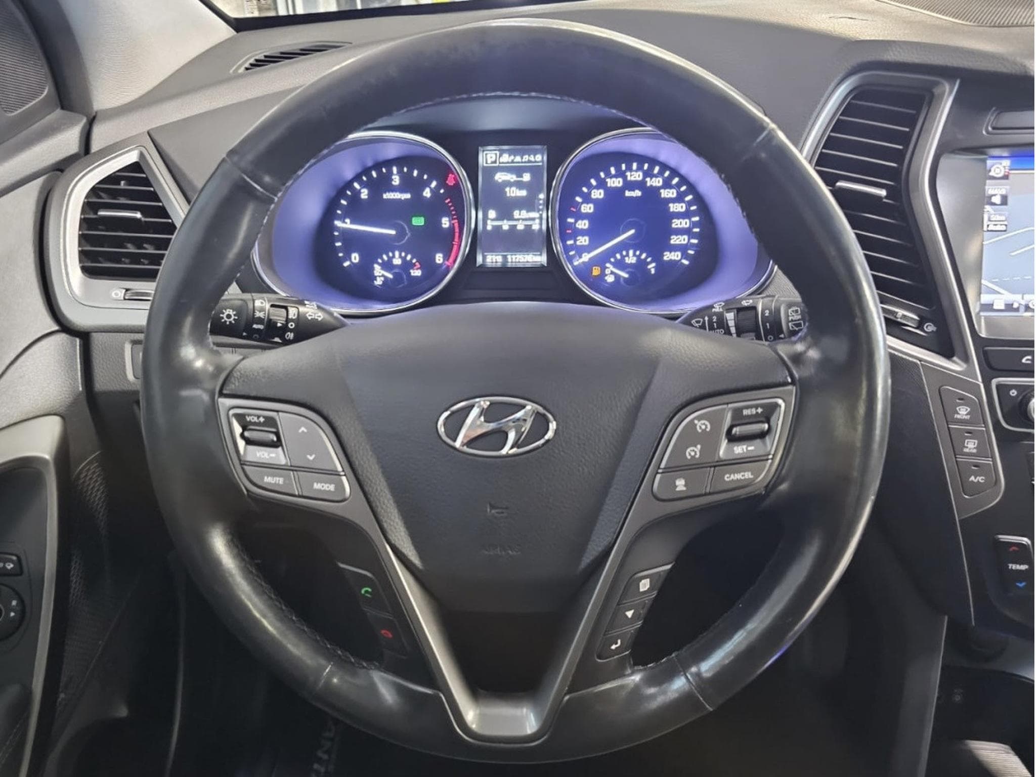 Hyundai Grand Santa Fe 2.2CRDi 200 AWD PANO CUIR NAVI 7 SITZE (2016) - Photo 10