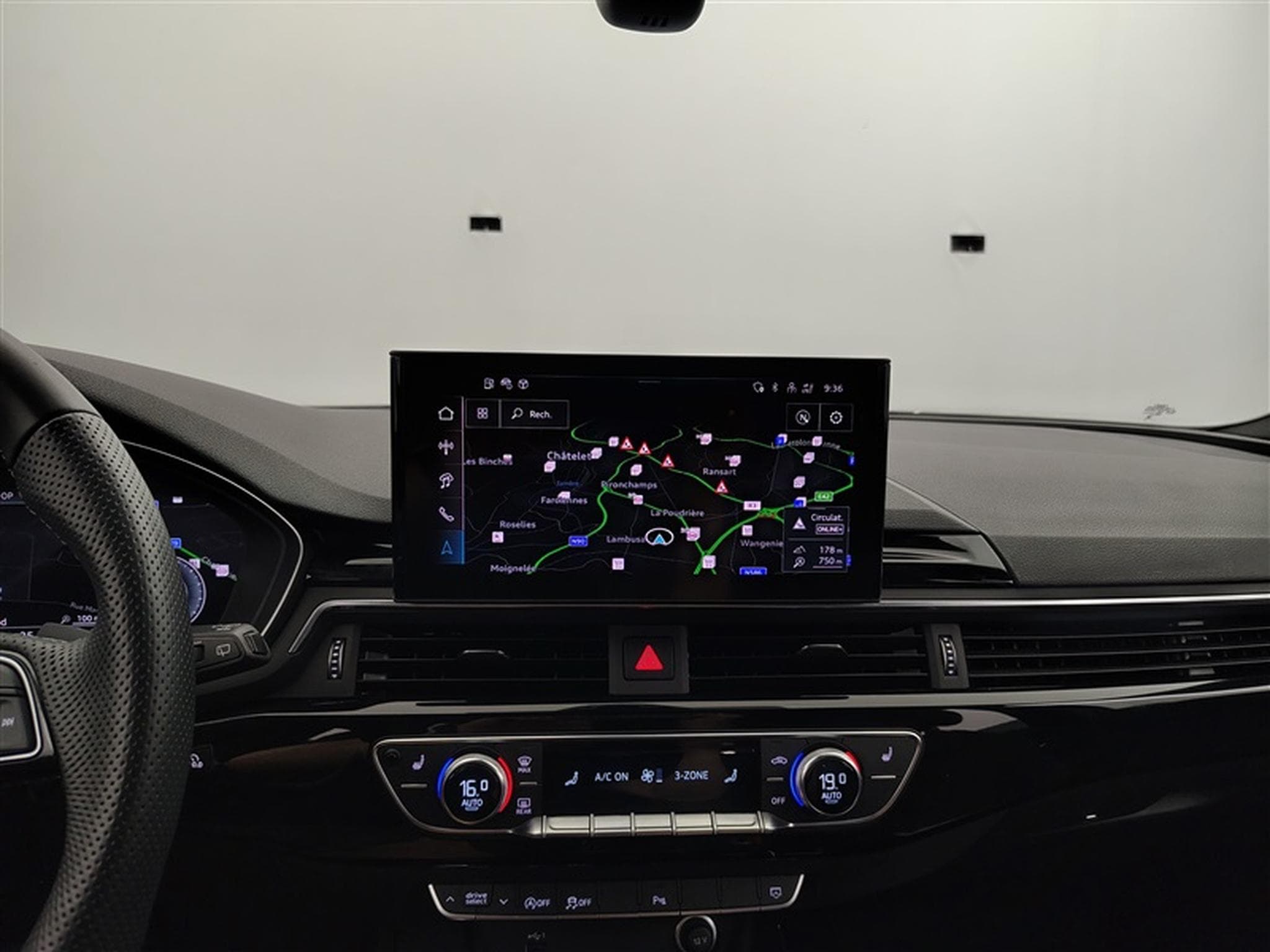 Audi A4 Avant 35 TFSI S-Tronic S-line Compétition (2024) - Photo 11