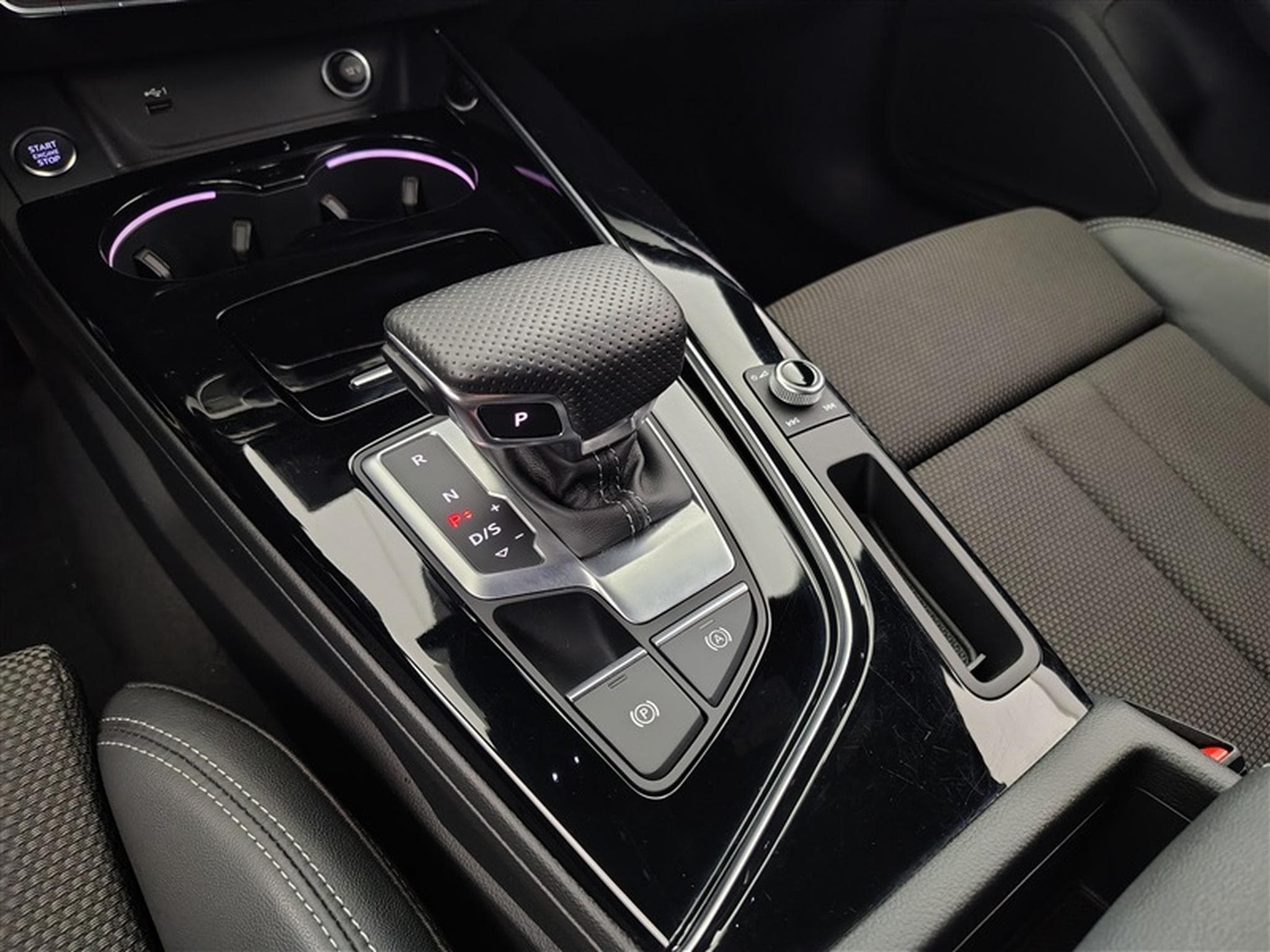 Audi A4 Avant 35 TFSI S-Tronic S-line Compétition (2024) - Photo 12