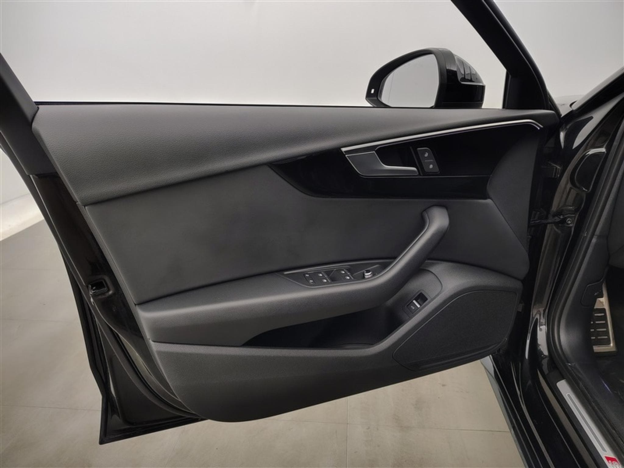 Audi A4 Avant 35 TFSI S-Tronic S-line Compétition (2024) - Photo 17
