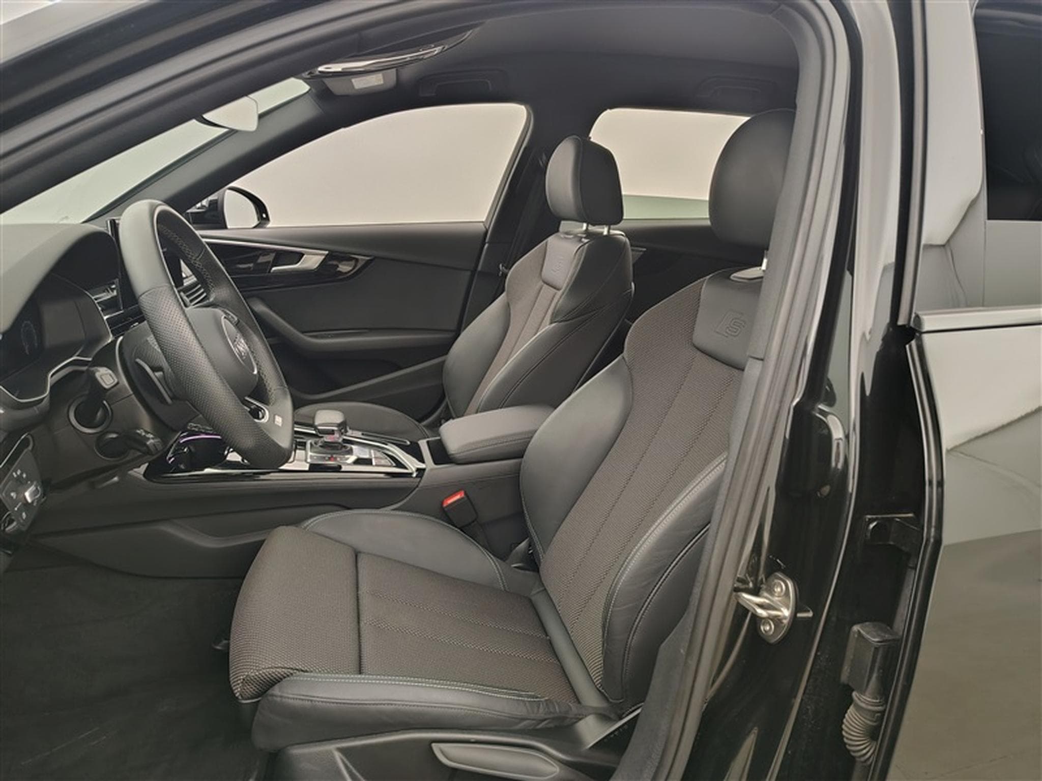 Audi A4 Avant 35 TFSI S-Tronic S-line Compétition (2024) - Photo 7