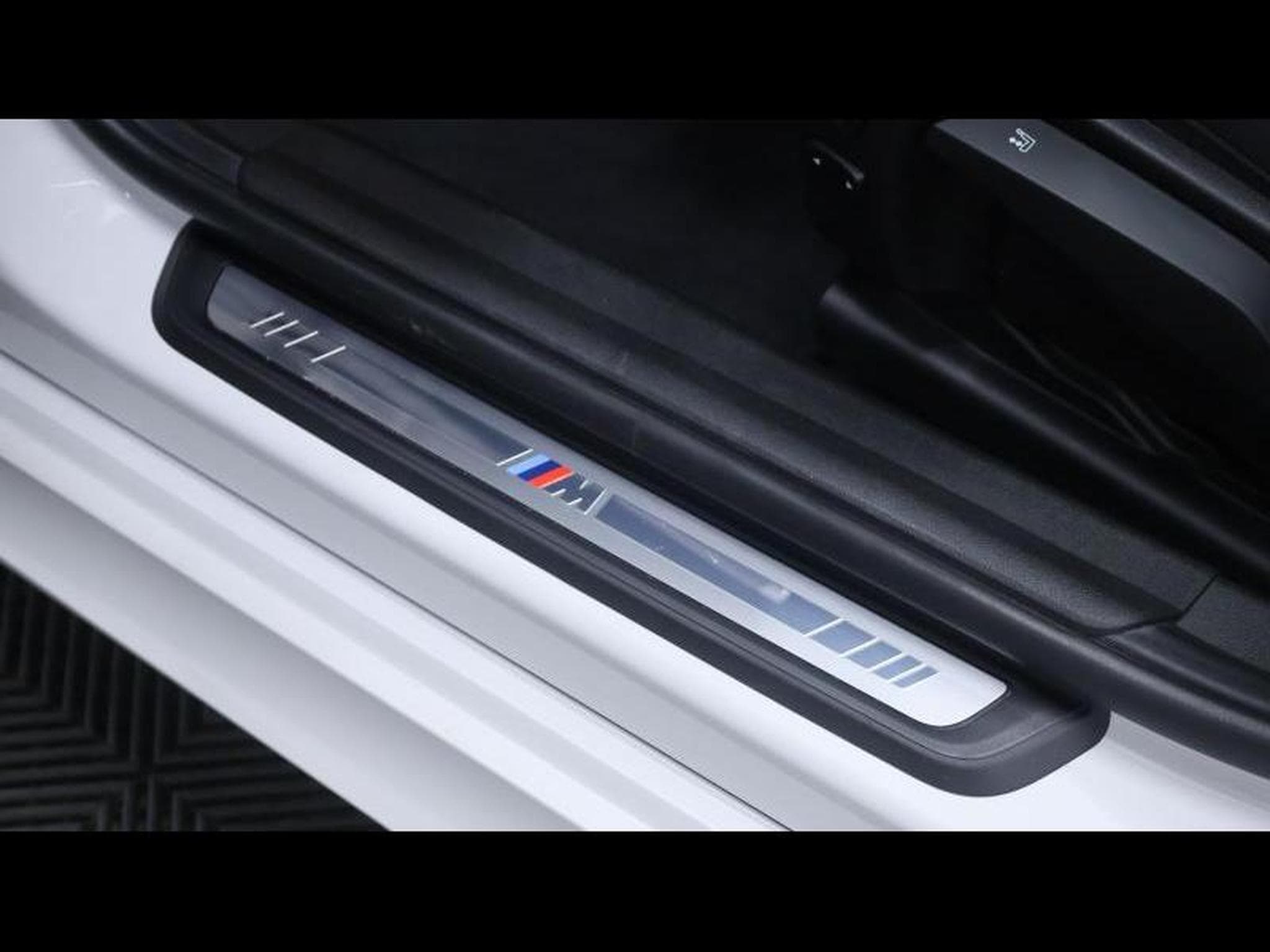 BMW 318 d M Sport Pro Steptronic (2023) - Photo 32