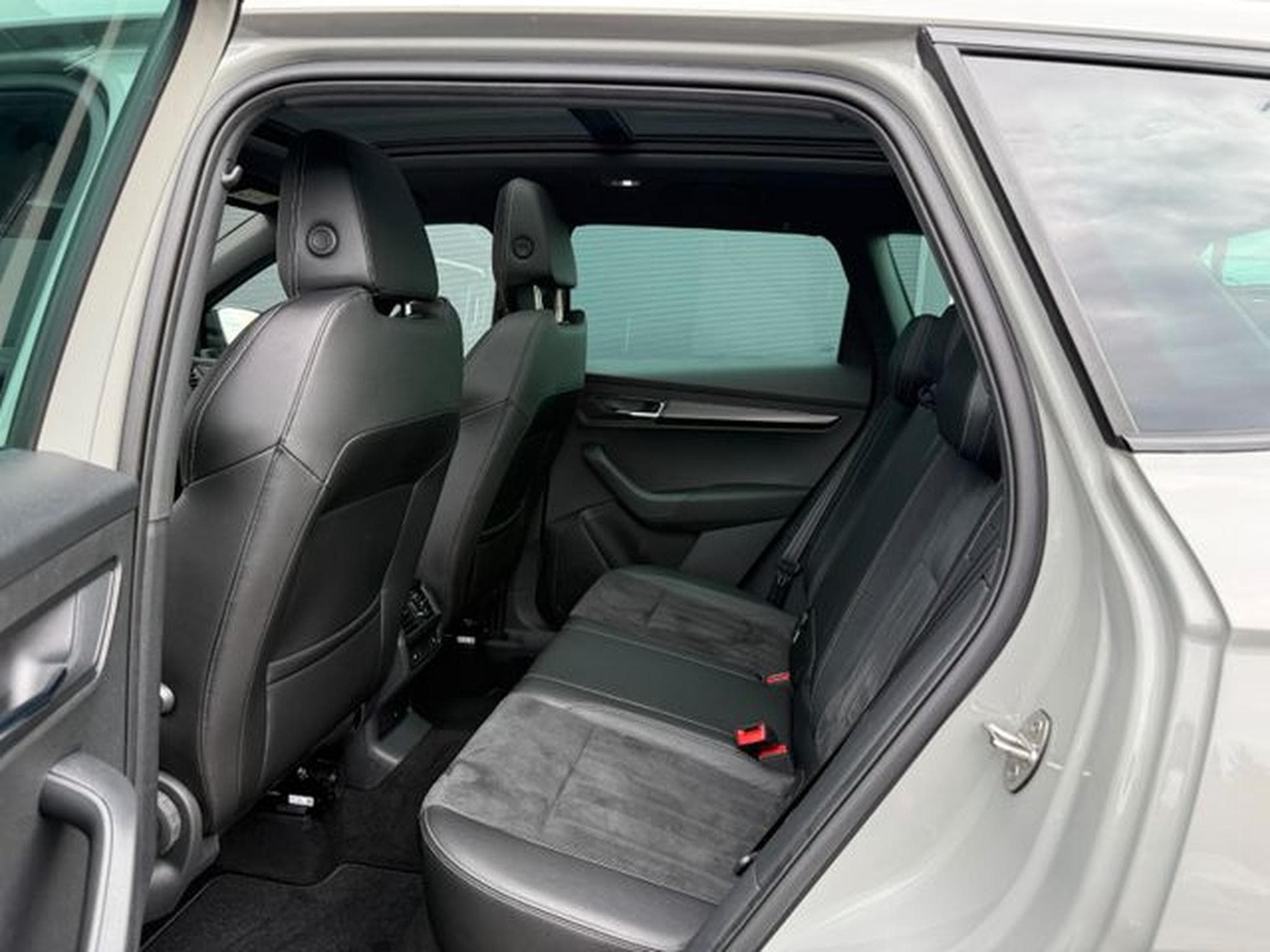 Skoda Karoq Karoq Sportline 4x4 Pano AHK 4xSHZ DSG LED Navi (2023) - Photo 10