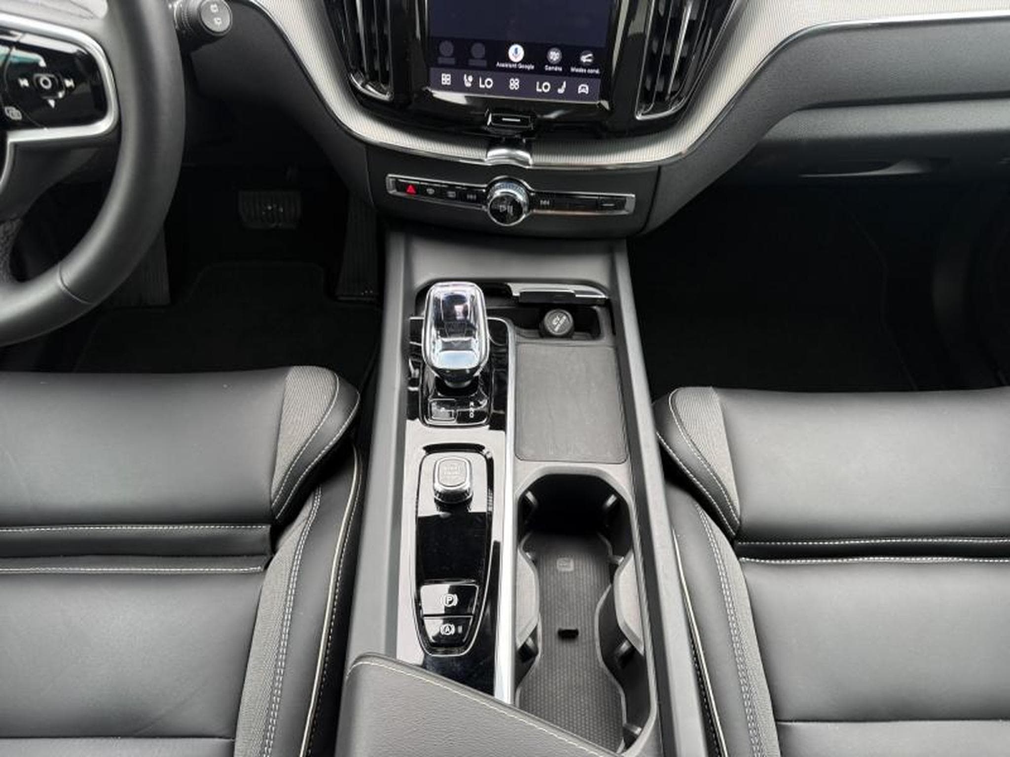 Volvo XC60 T8 Plus Dark / Hybride FOUR-C 21\' KIT HIVER INCLUS (2025) - Photo 11