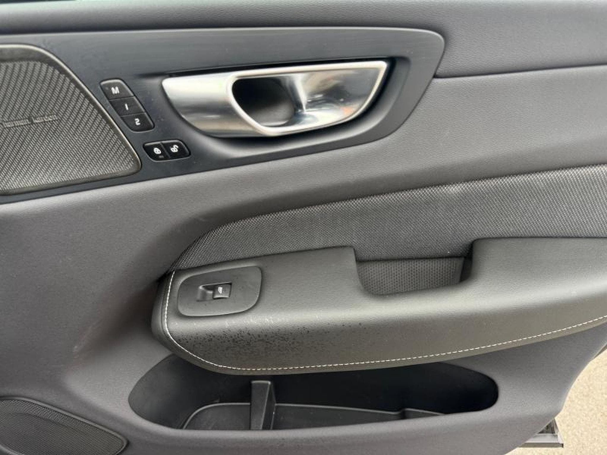 Volvo XC60 T8 Plus Dark / Hybride FOUR-C 21\' KIT HIVER INCLUS (2025) - Photo 21