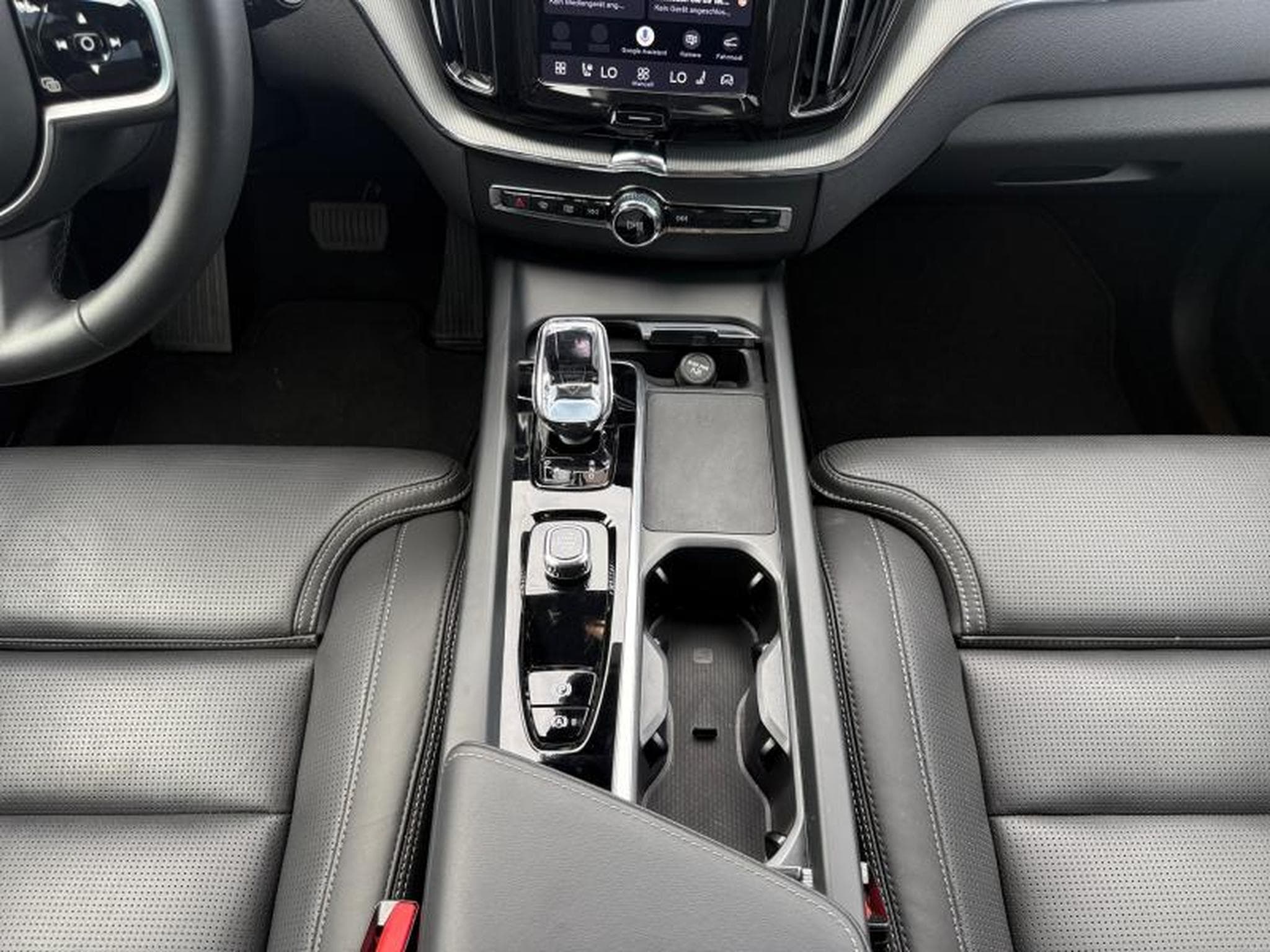 Volvo XC60 B5 AWD Ultra Black Edition / Essence (2025) - Photo 11