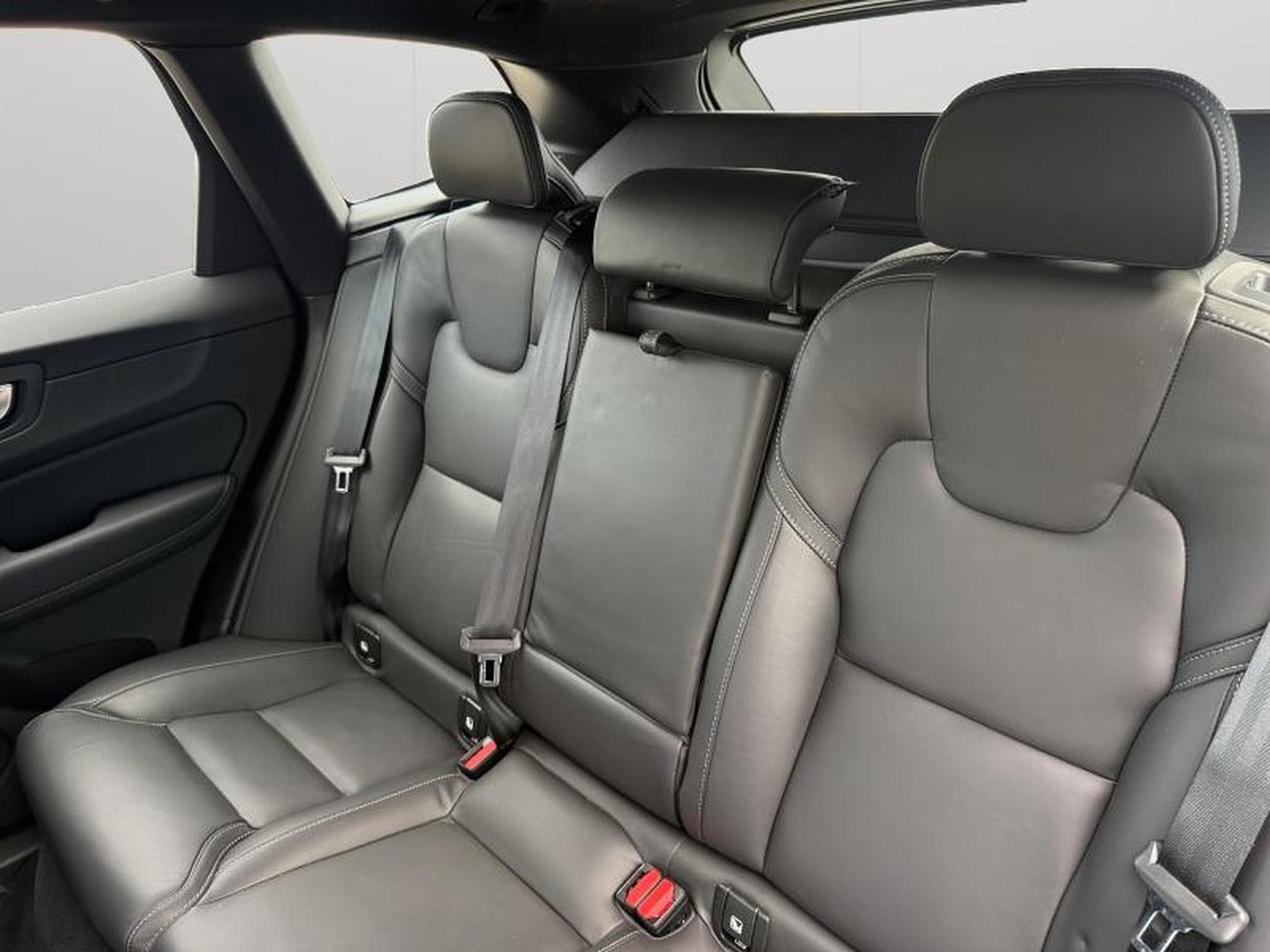 Volvo XC60 B5 AWD Ultra Black Edition / Essence (2025) - Photo 13