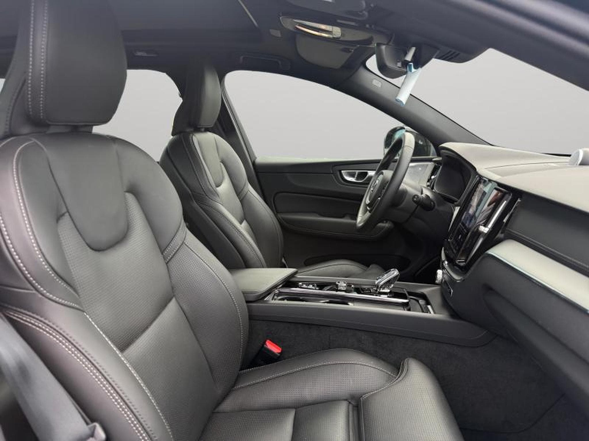 Volvo XC60 B5 AWD Ultra Black Edition / Essence (2025) - Photo 15