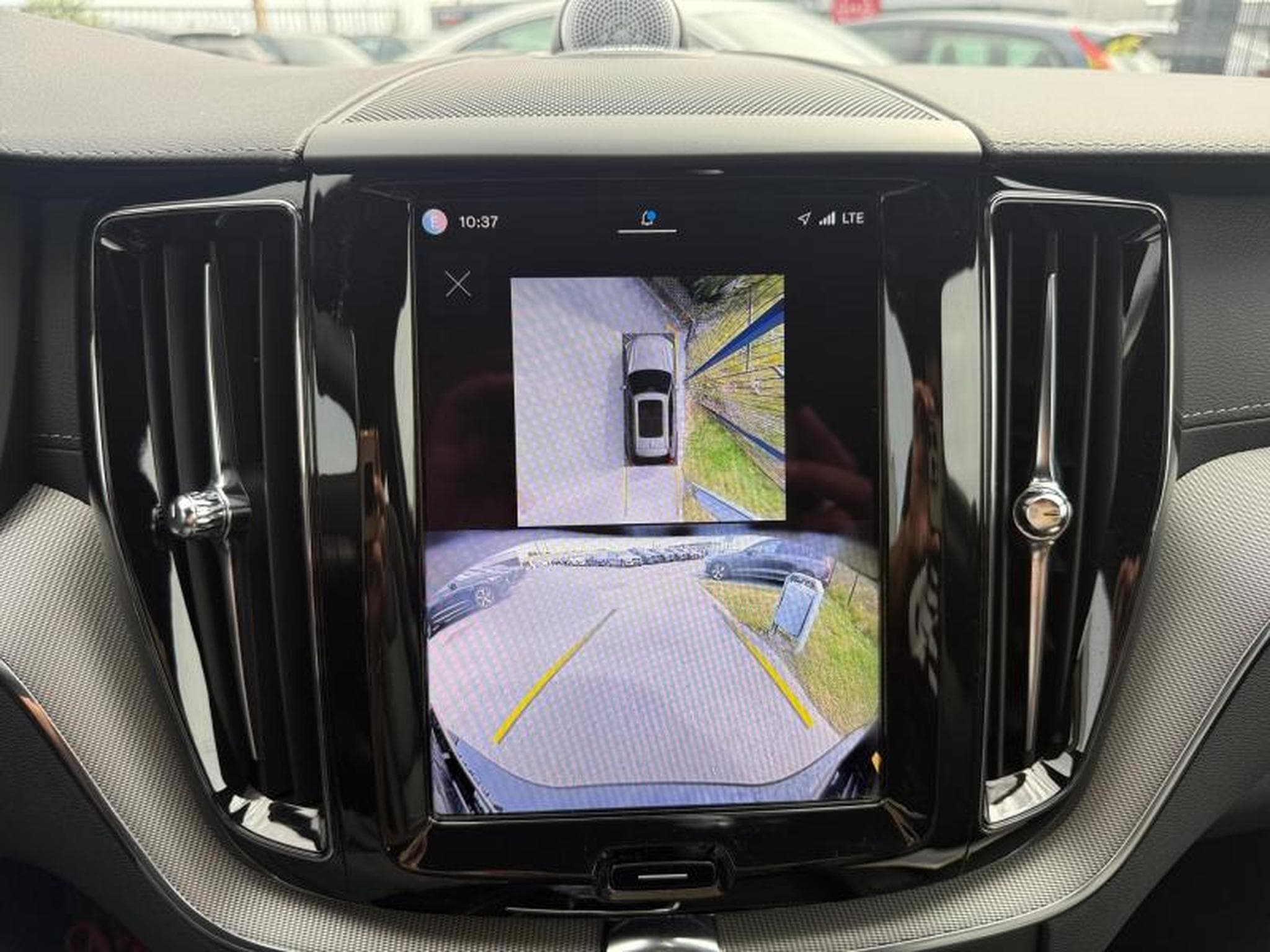 Volvo XC60 B5 AWD Ultra Black Edition / Essence (2025) - Photo 17