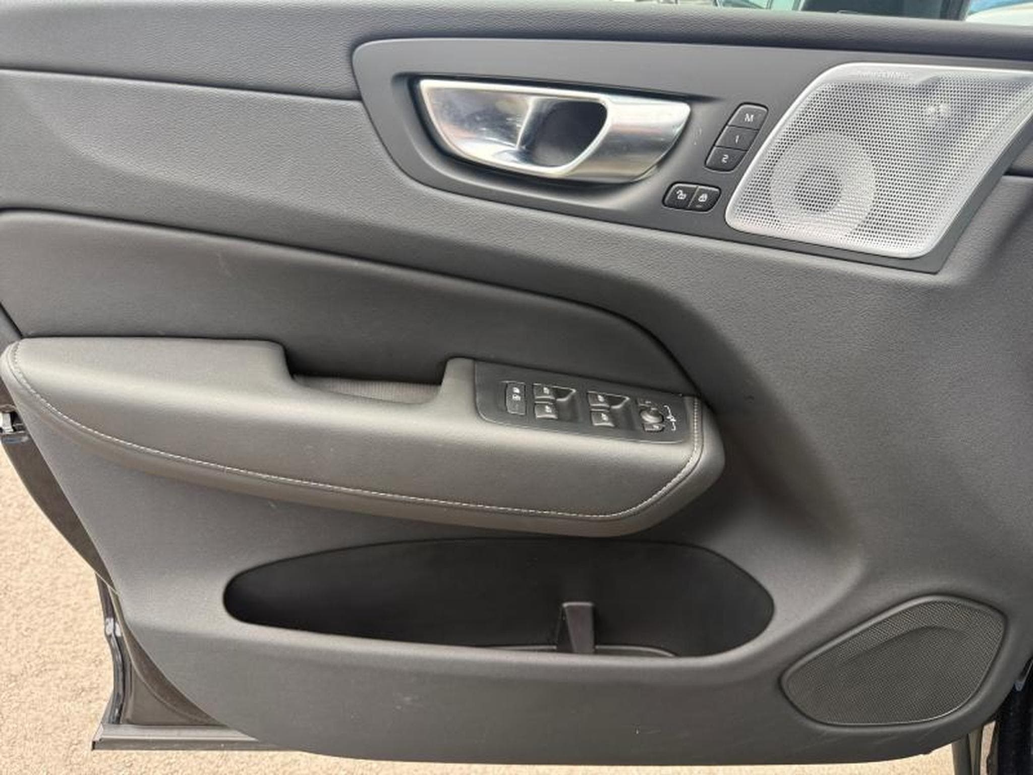 Volvo XC60 B5 AWD Ultra Black Edition / Essence (2025) - Photo 20