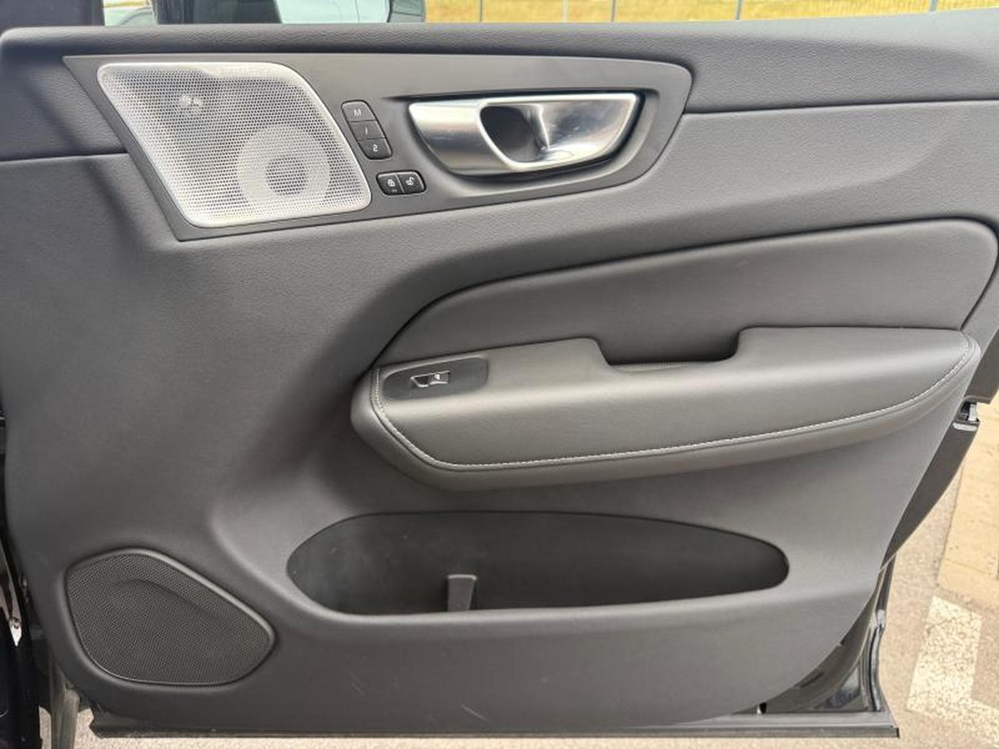 Volvo XC60 B5 AWD Ultra Black Edition / Essence (2025) - Photo 21