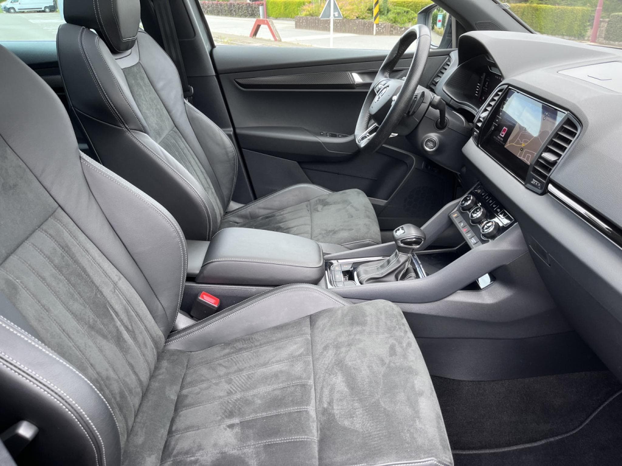 Skoda Karoq 2.0 Tsi Sportline DSG 4x4 Pano AHK Keyless (2023) - Photo 10