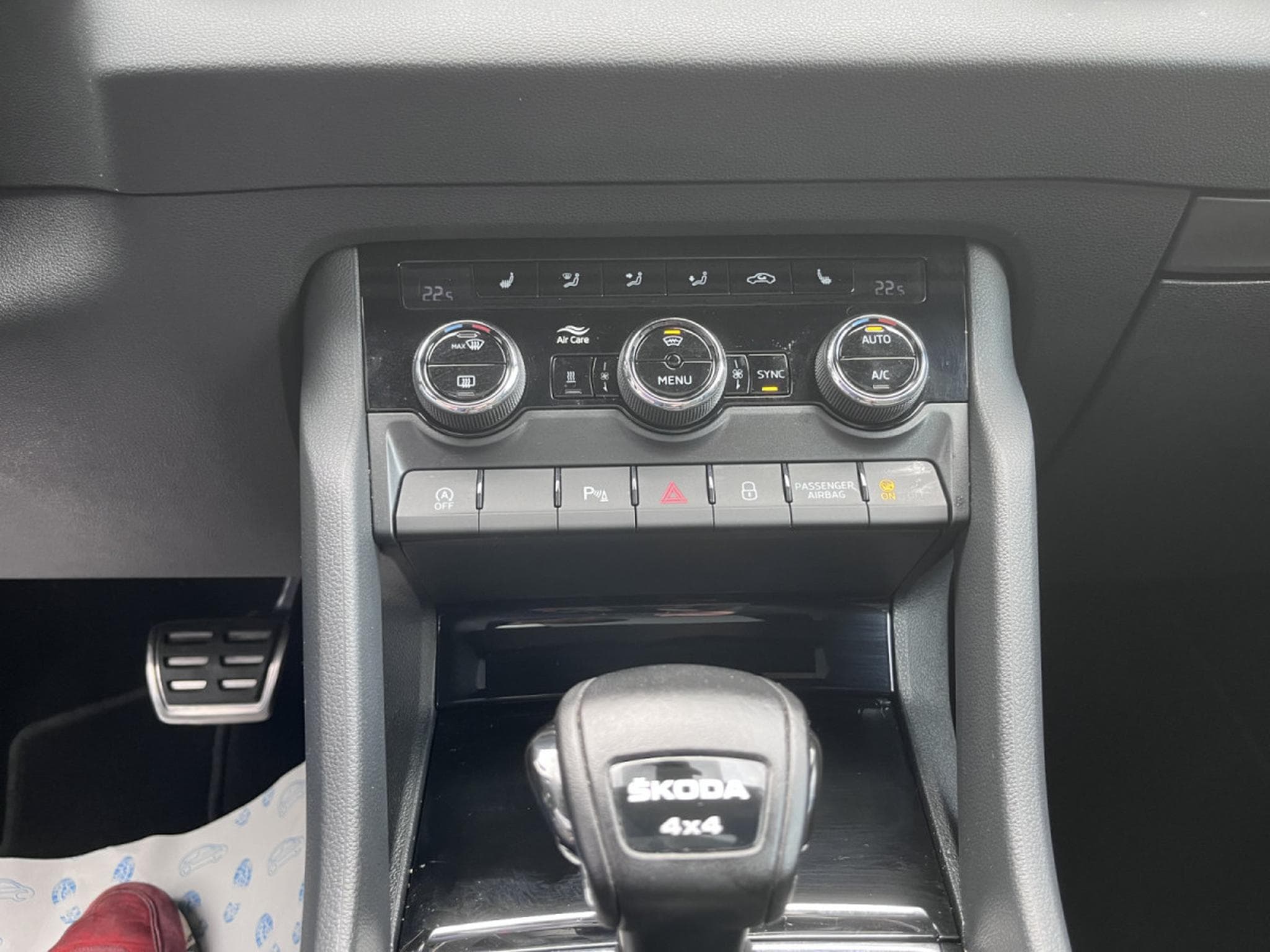 Skoda Karoq 2.0 Tsi Sportline DSG 4x4 Pano AHK Keyless (2023) - Photo 13