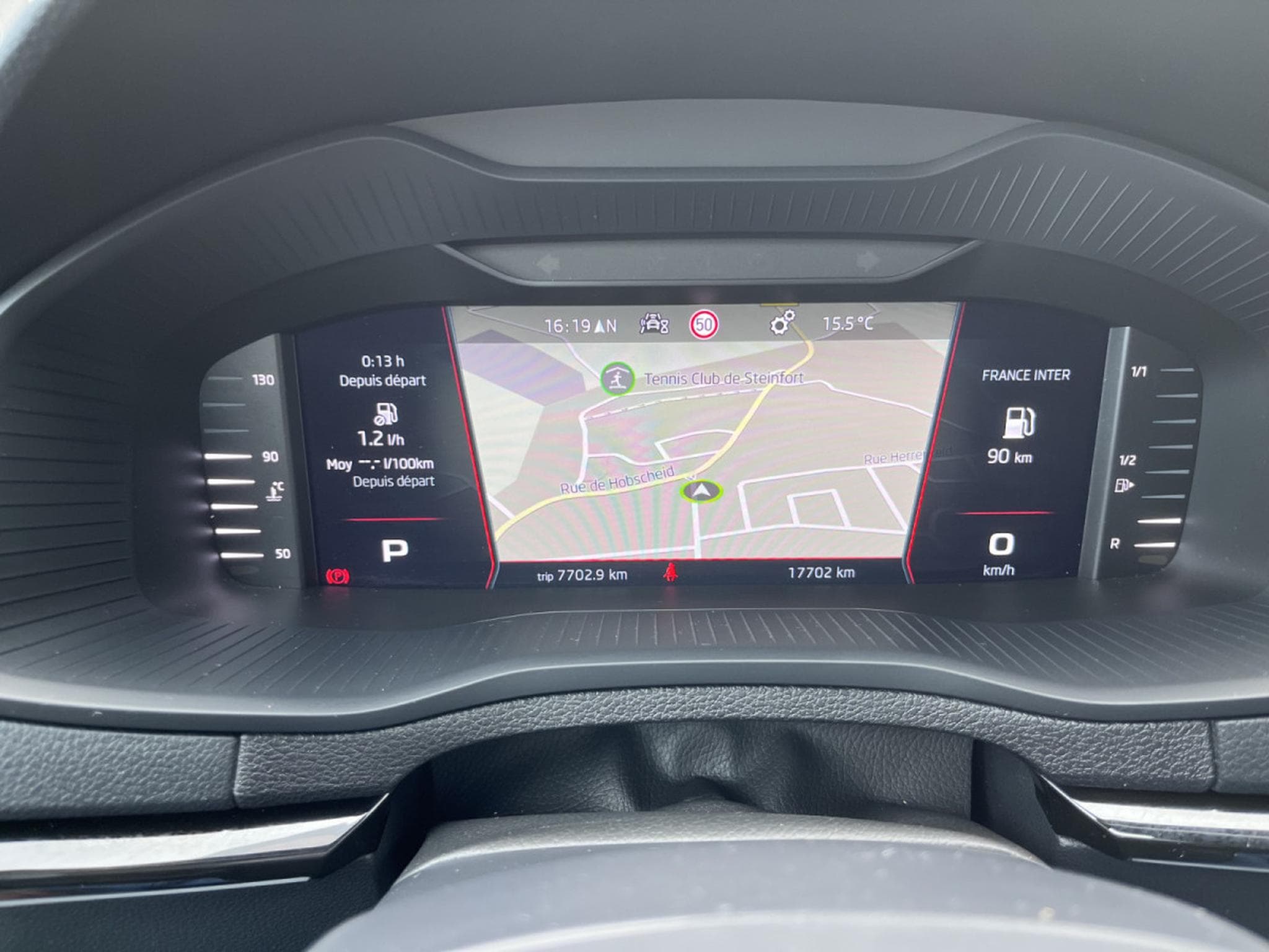 Skoda Karoq 2.0 Tsi Sportline DSG 4x4 Pano AHK Keyless (2023) - Photo 16
