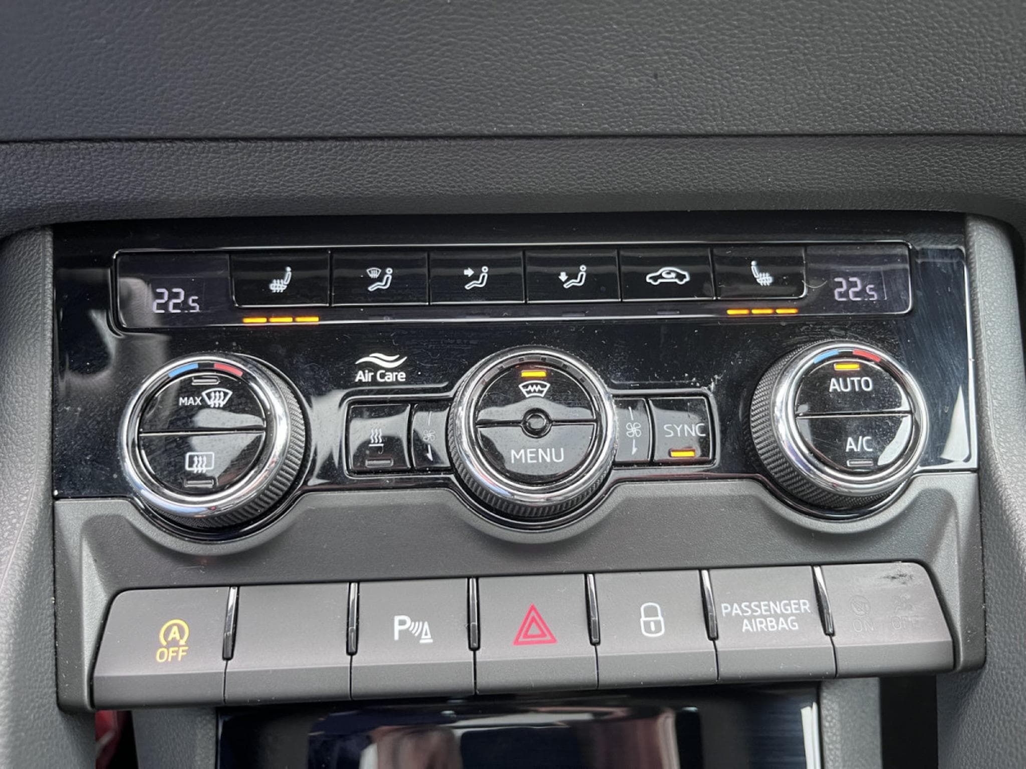 Skoda Karoq 2.0 Tsi Sportline DSG 4x4 Pano AHK Keyless (2023) - Photo 18