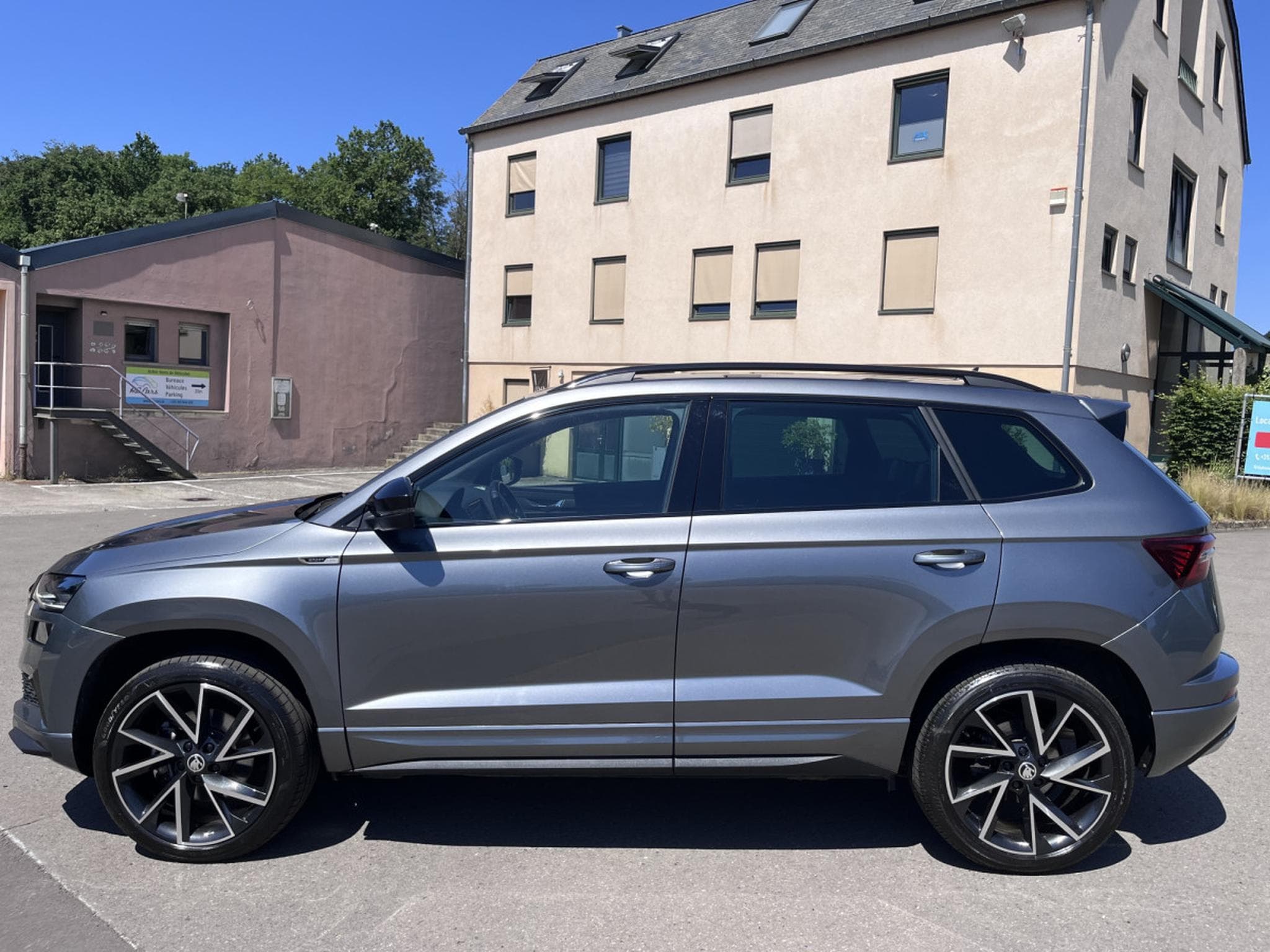 Skoda Karoq 2.0 Tsi Sportline DSG 4x4 Pano AHK Keyless (2023) - Photo 6