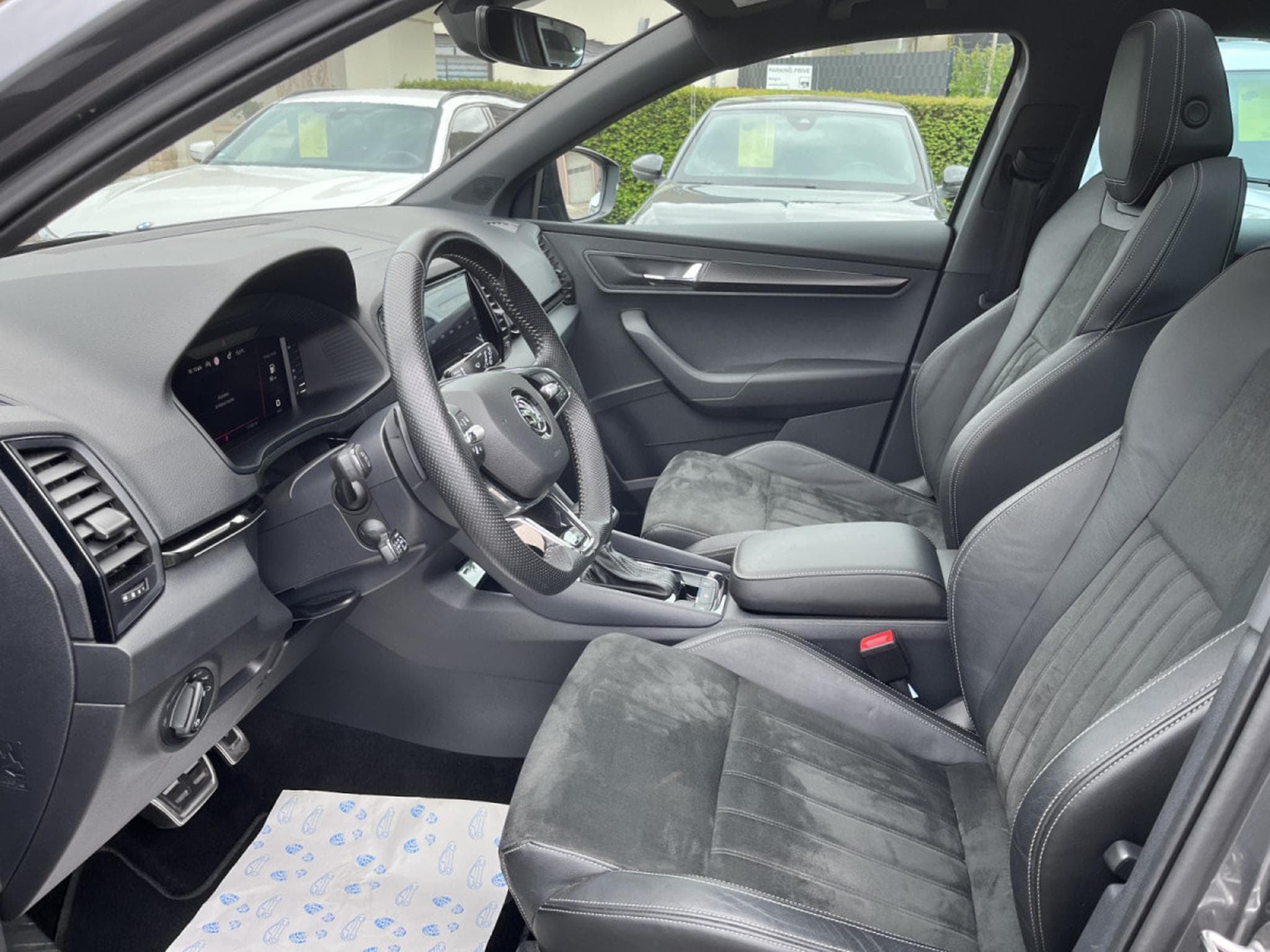 Skoda Karoq 2.0 Tsi Sportline DSG 4x4 Pano AHK Keyless (2023) - Photo 9