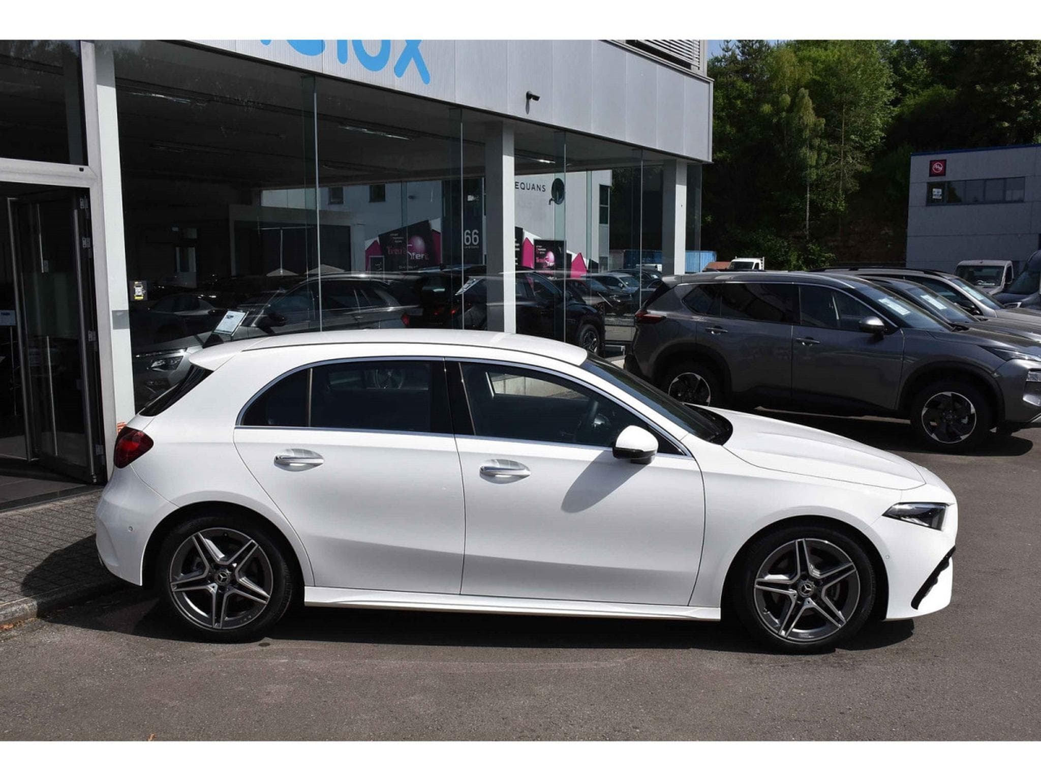 Mercedes A 200 AMG Line 7G-Tronic GPS LANE CAM PARK KEYLESS 1° MAIN (2025) - Photo 3