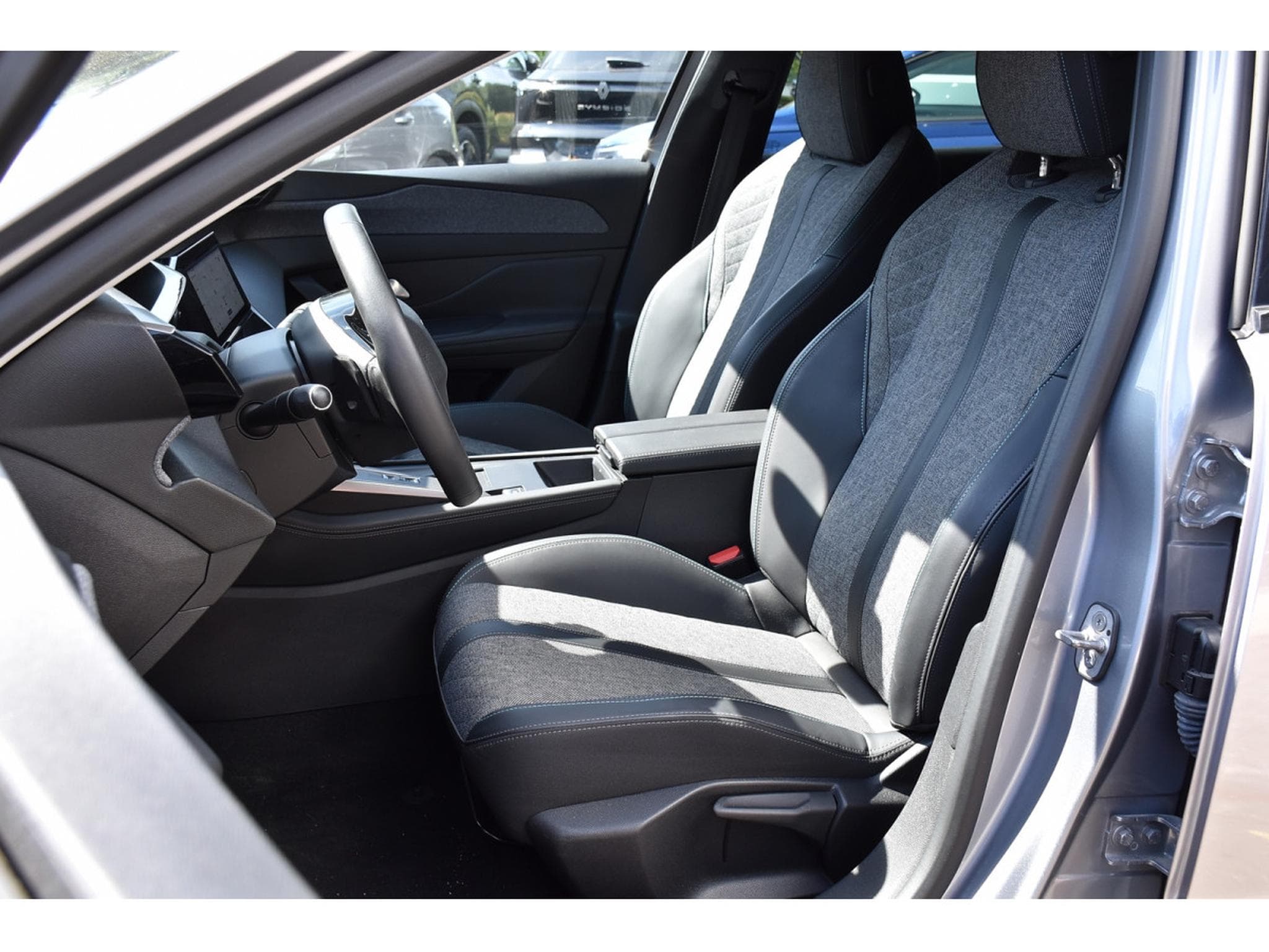 Peugeot 408 1.2 PureTech Allure EAT8 ACC LANE GPS CAM 1° MAIN (2024) - Photo 6