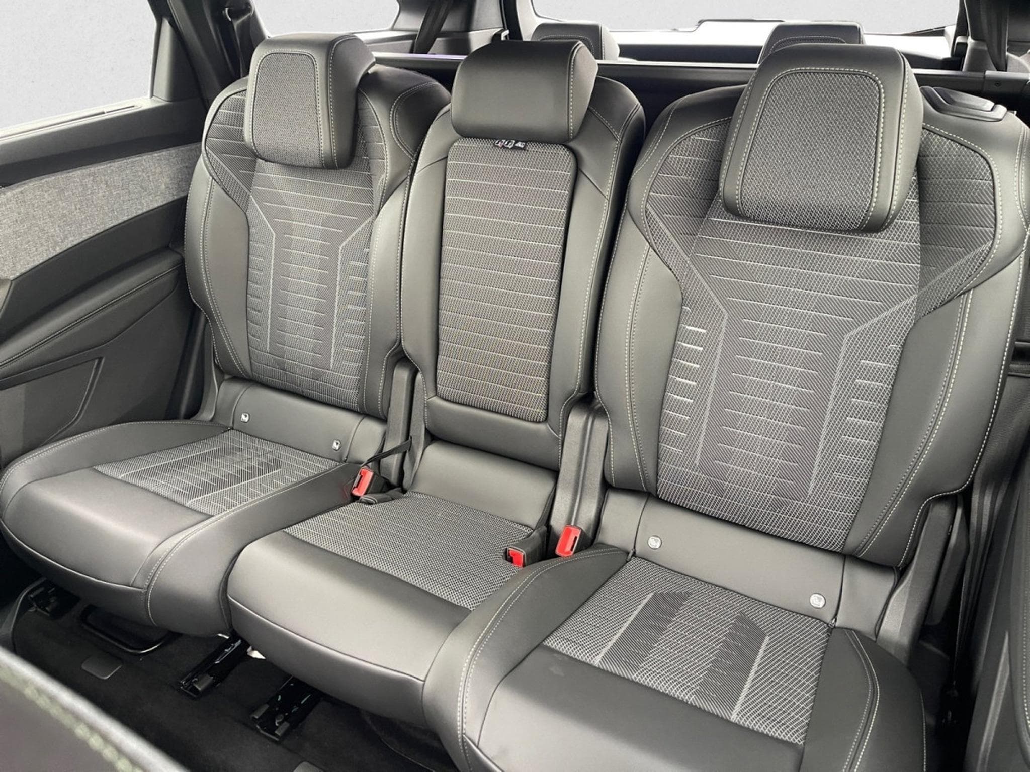 Peugeot 5008 1.2 PureTech 146 e-DSC6 GT (2026) - Photo 9