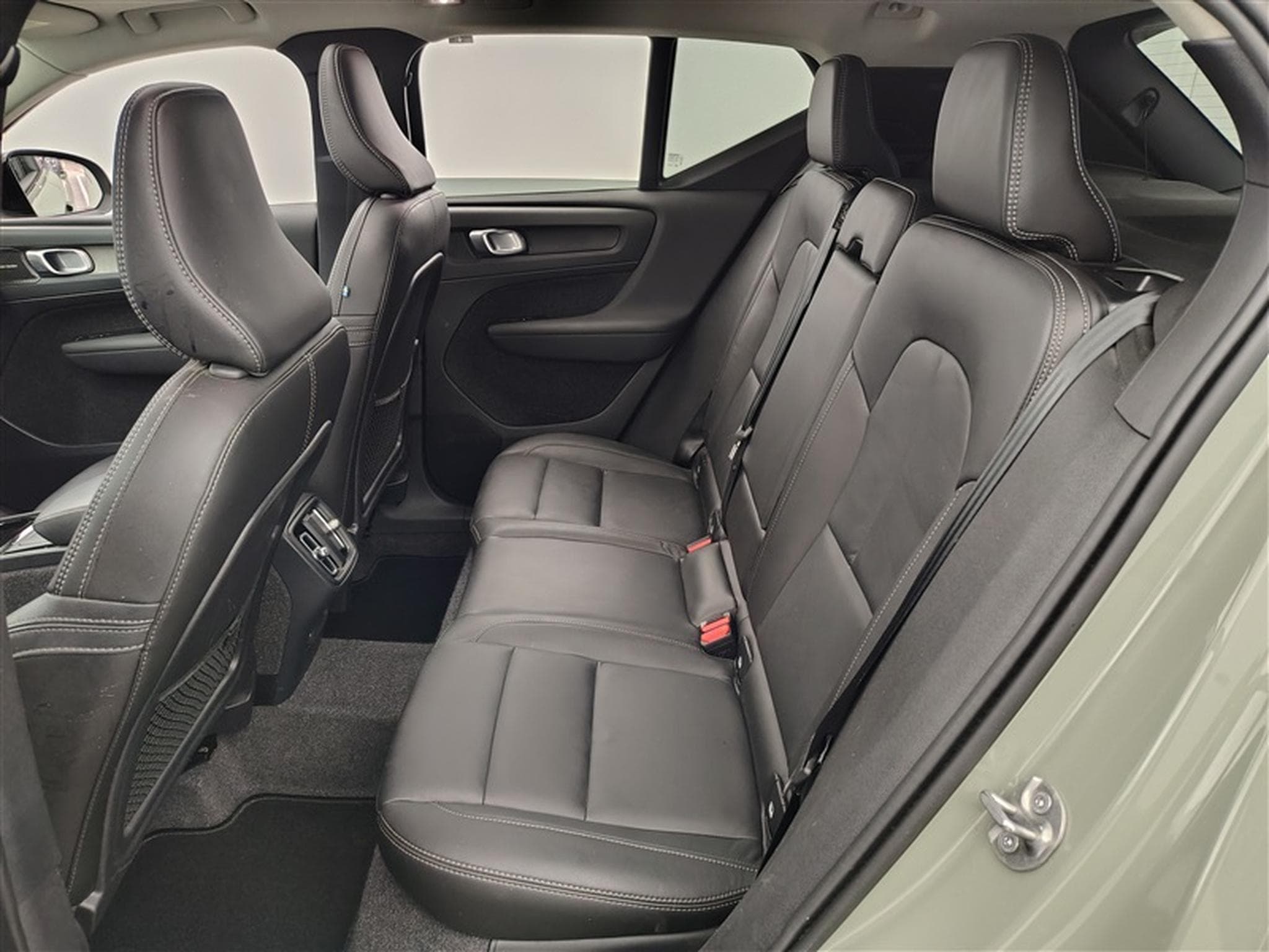 Volvo XC40 2.0 B3 MHEV Ultra Dark Limited Edition DCT (2024) - Photo 13