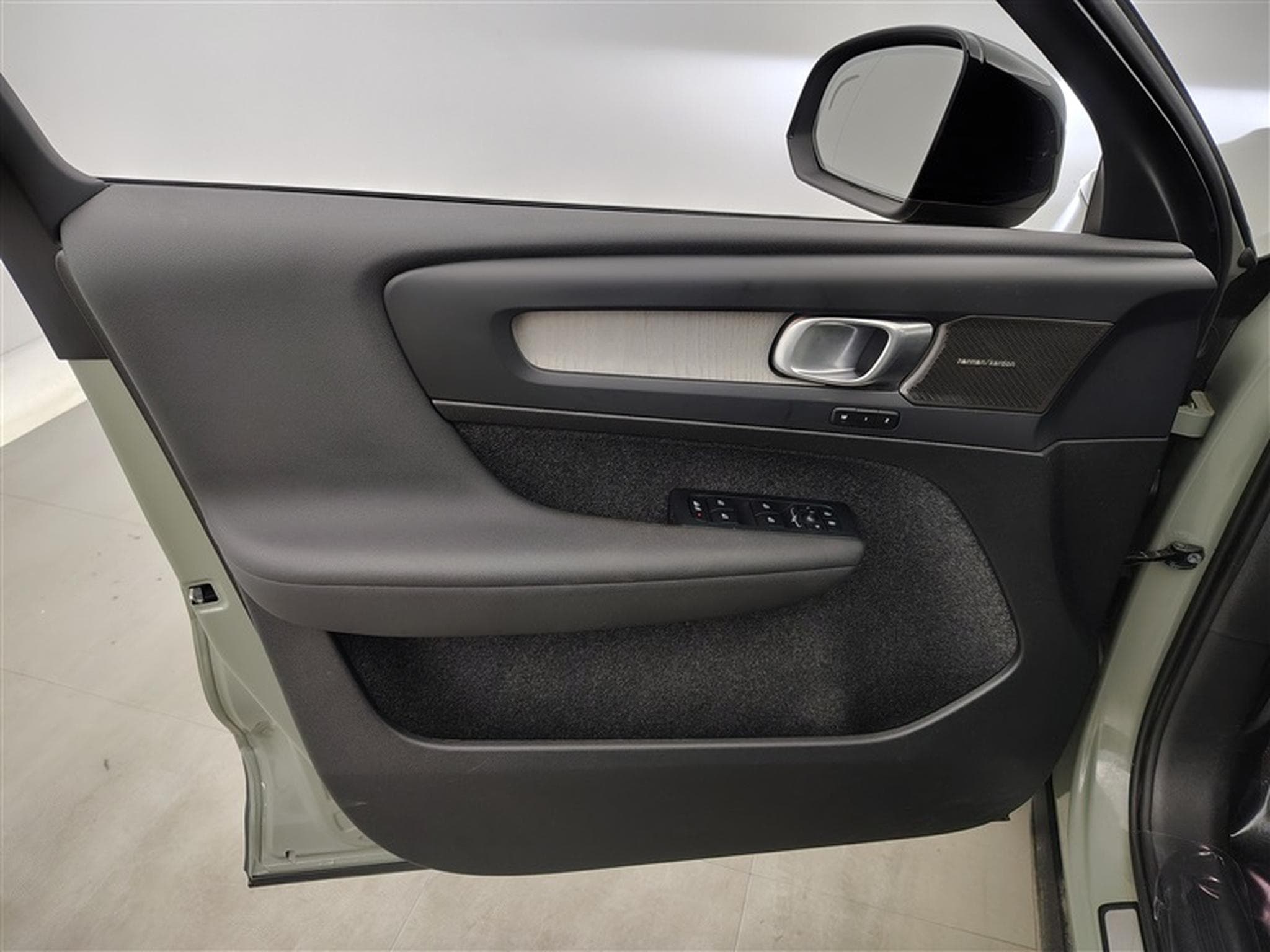 Volvo XC40 2.0 B3 MHEV Ultra Dark Limited Edition DCT (2024) - Photo 17