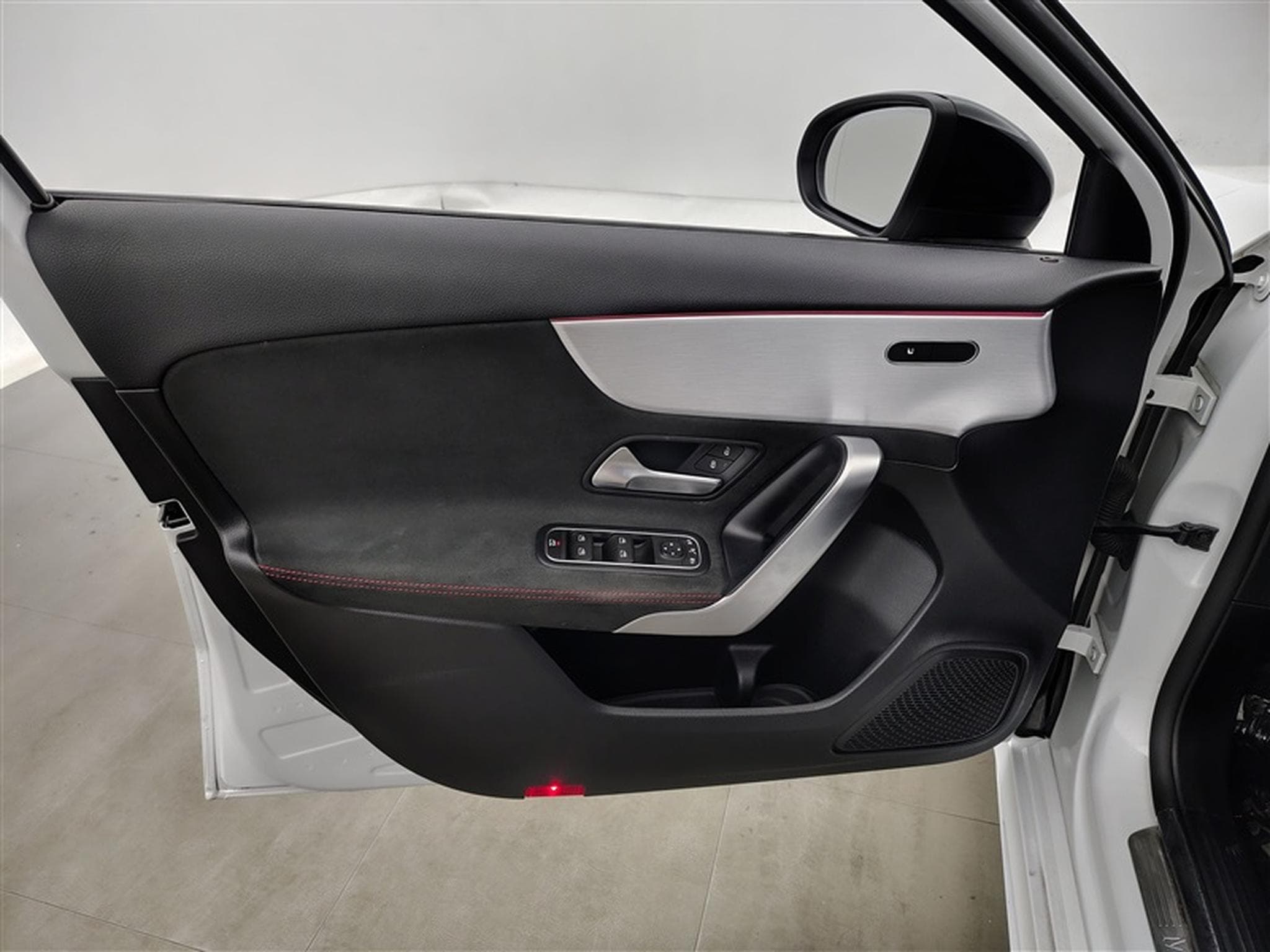 Mercedes A 180 A 180 d PACK AMG NAVI / S-CUIR / FULL LED (2021) - Photo 17