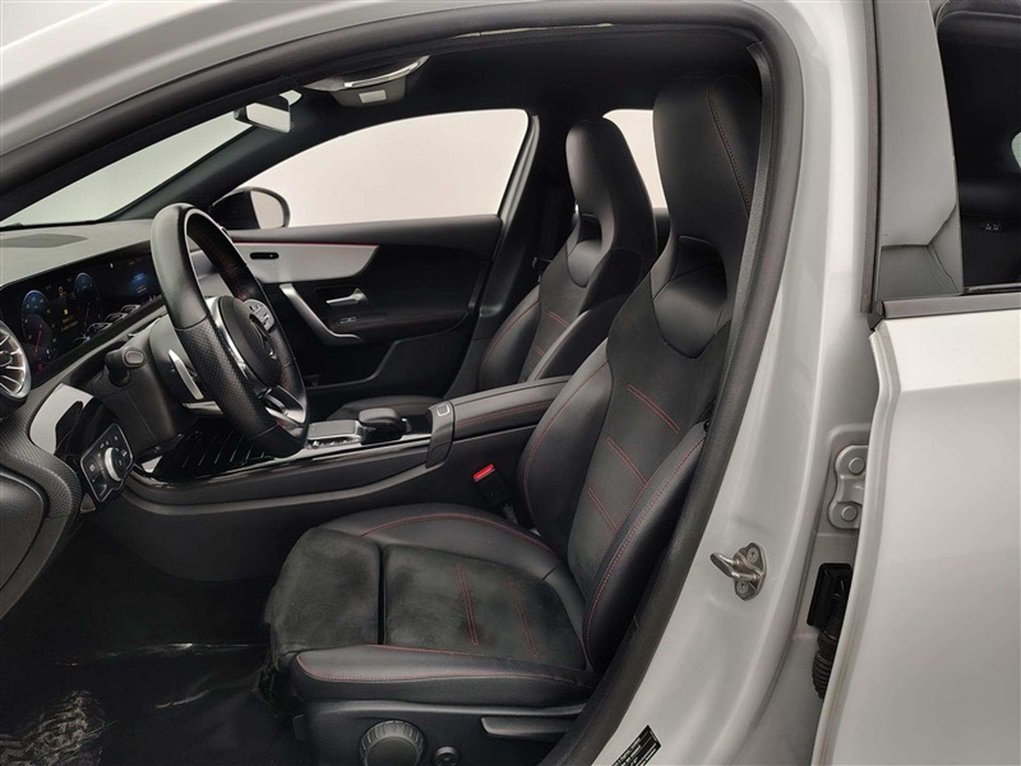 Mercedes A 180 A 180 d PACK AMG NAVI / S-CUIR / FULL LED (2021) - Photo 7