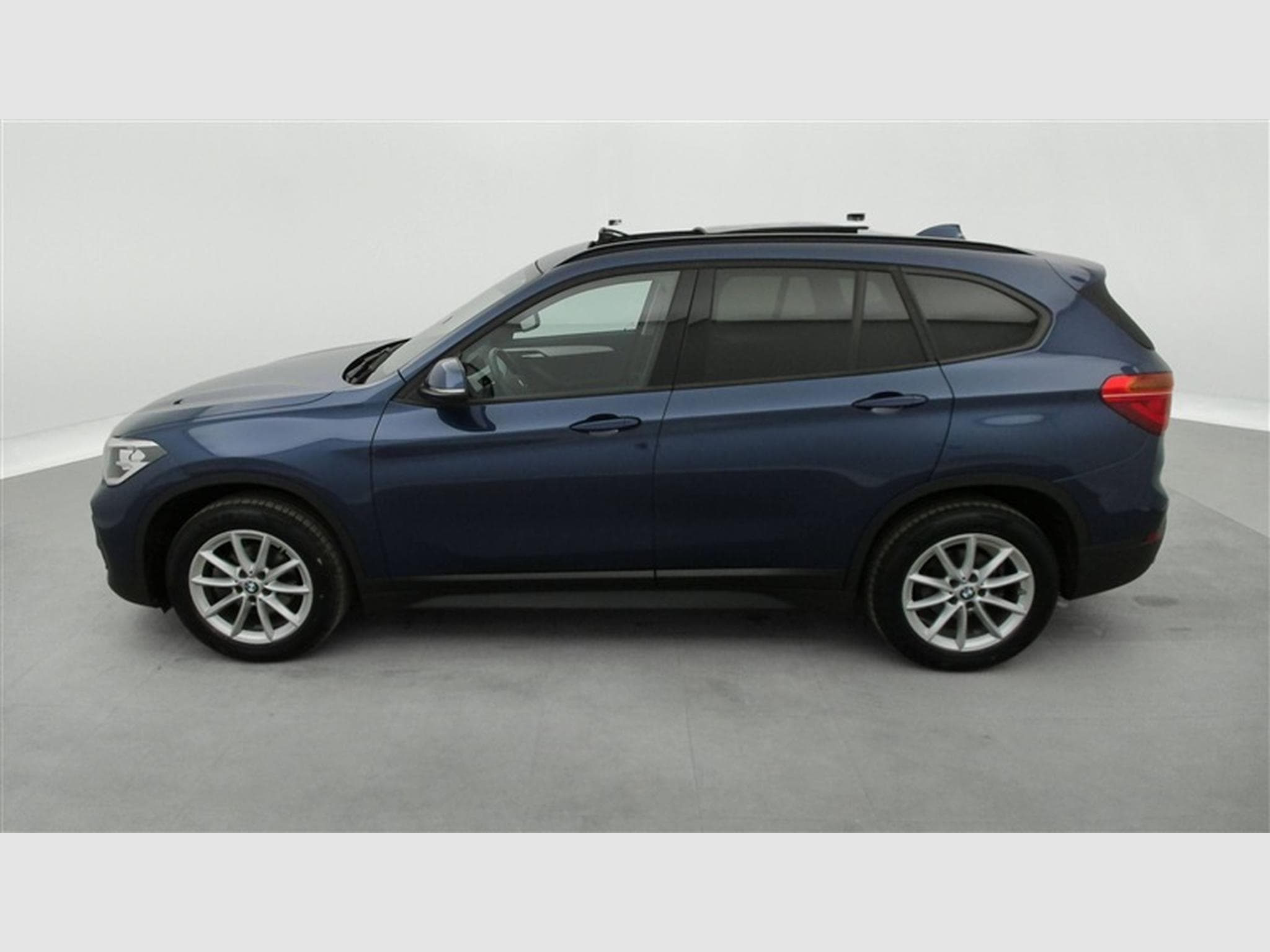 BMW X1 1.5 dA sDrive16 Business CUIR/NAVI/TO PANO/JA17 (2021) - Photo 3