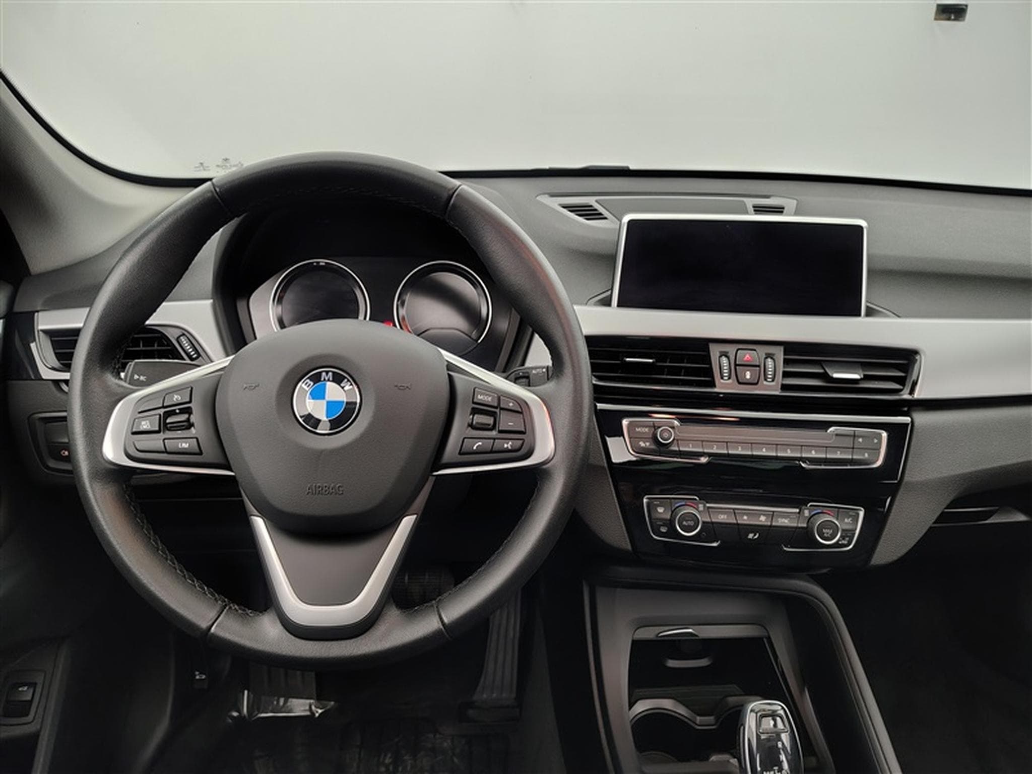 BMW X1 1.5 dA sDrive16 Business CUIR/NAVI/TO PANO/JA17 (2021) - Photo 9