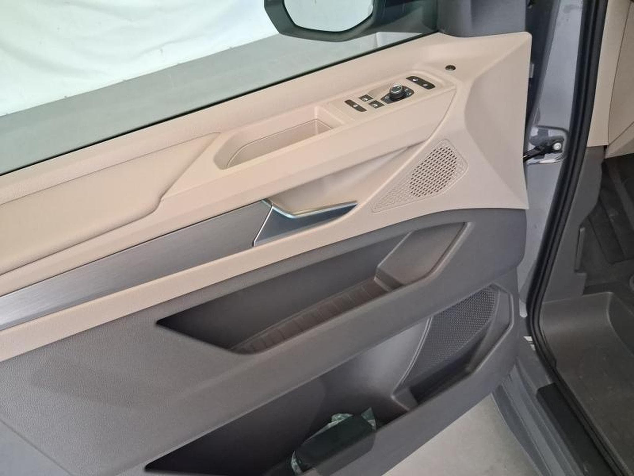 VW T7 Life LONG (2026) - Photo 9