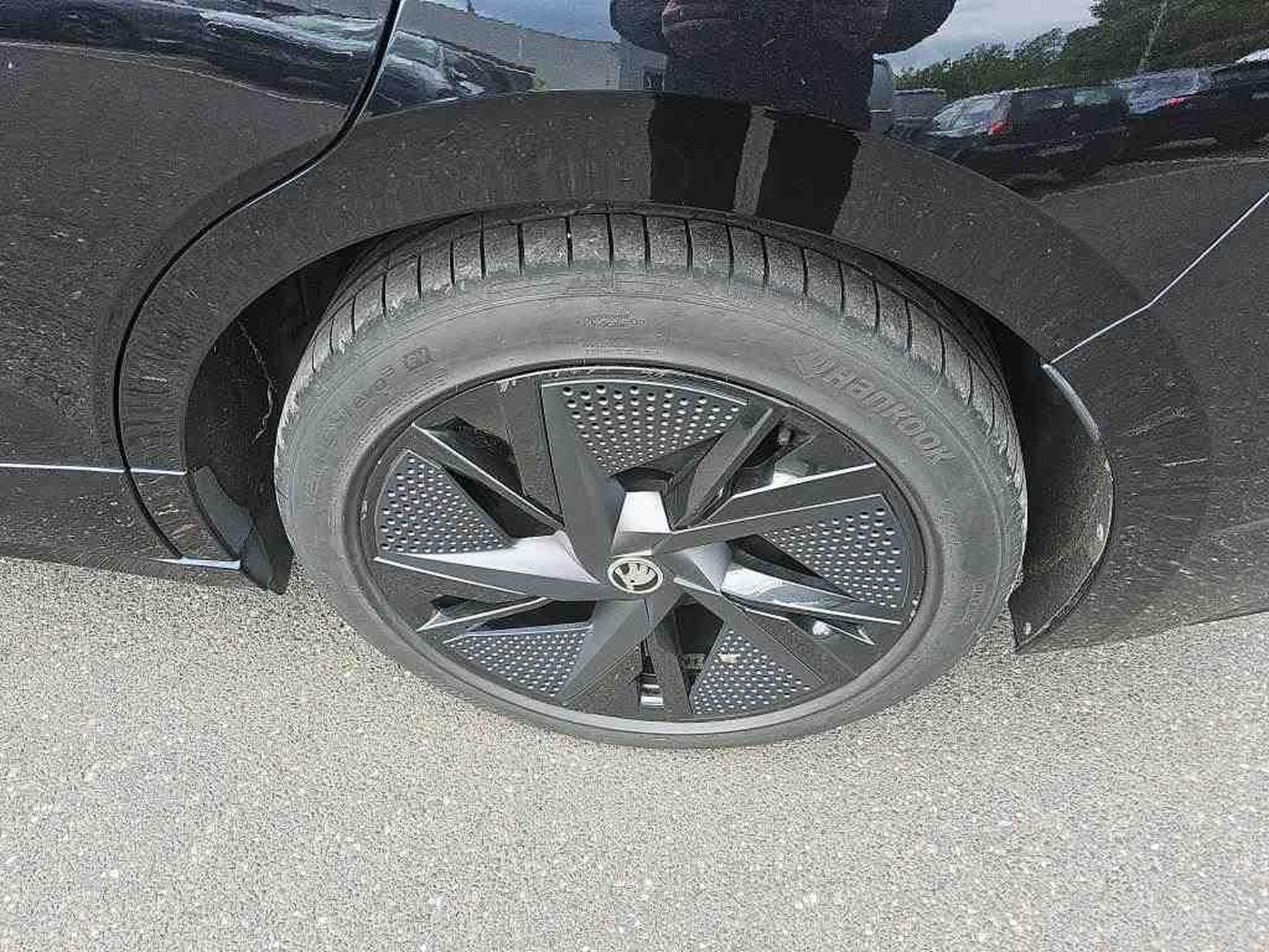 Skoda Enyaq IV RS (2023) - Photo 13