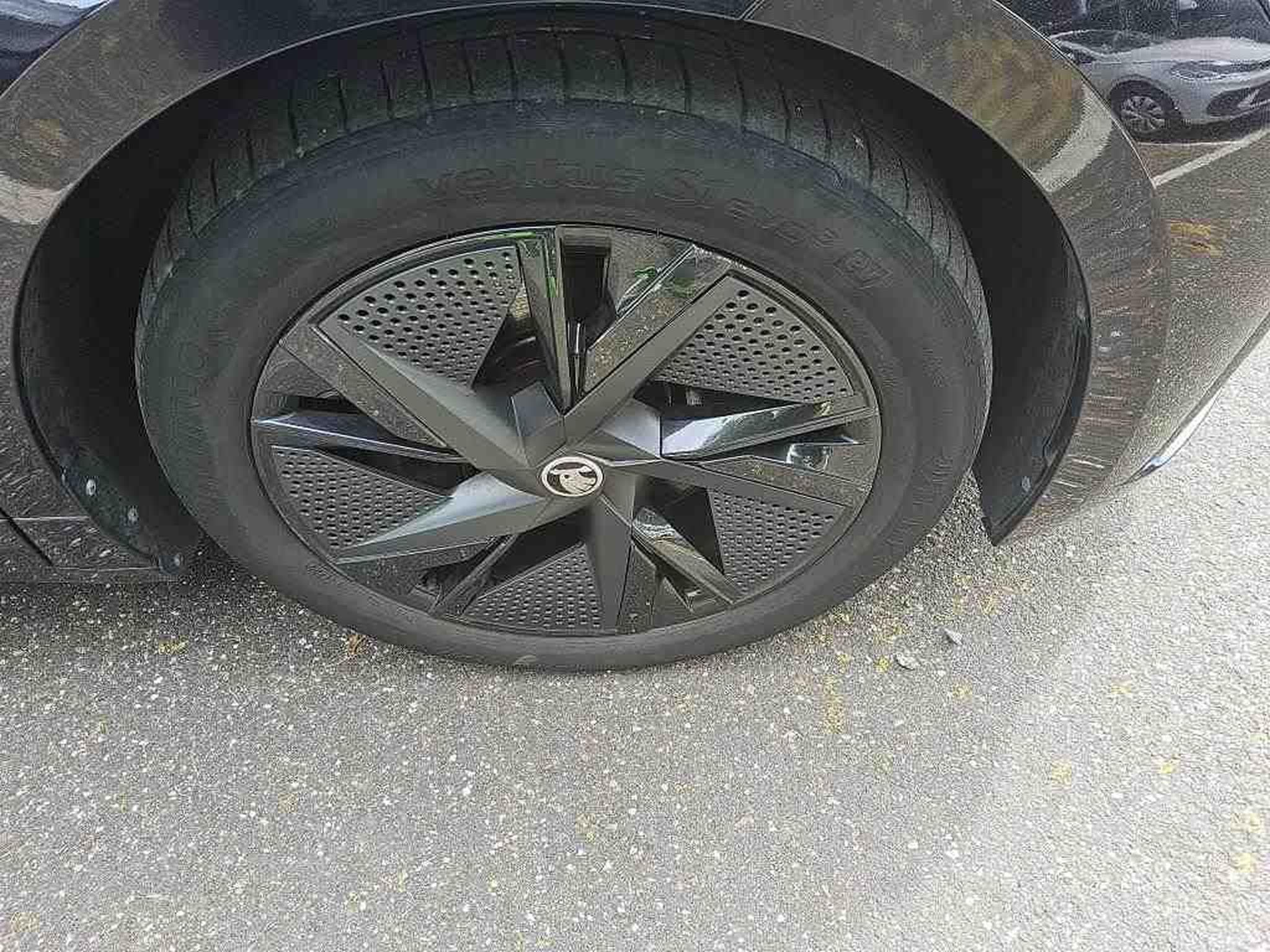 Skoda Enyaq IV RS (2023) - Photo 16