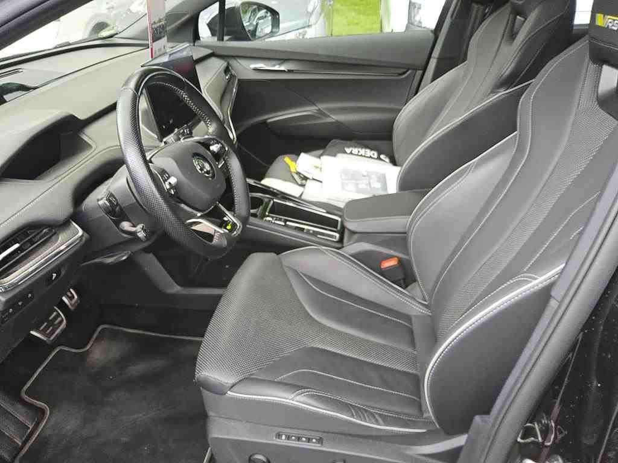 Skoda Enyaq IV RS (2023) - Photo 8