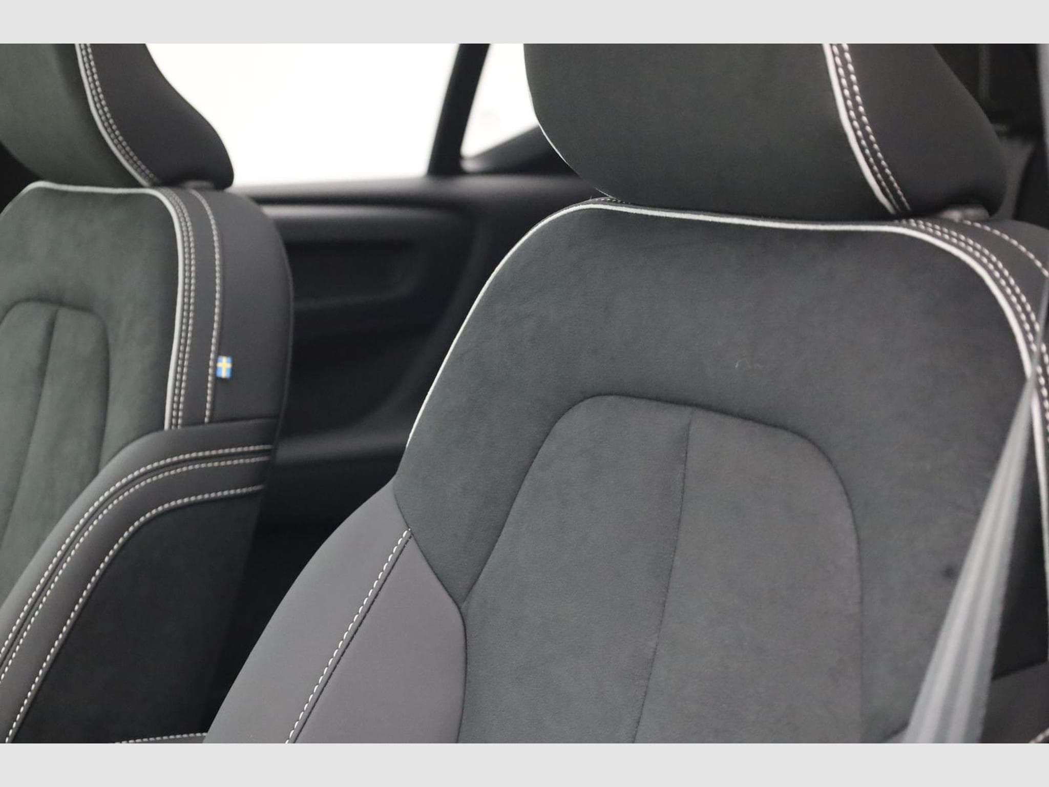 Volvo XC40 Black Edition Plus B4 (2026) - Photo 16