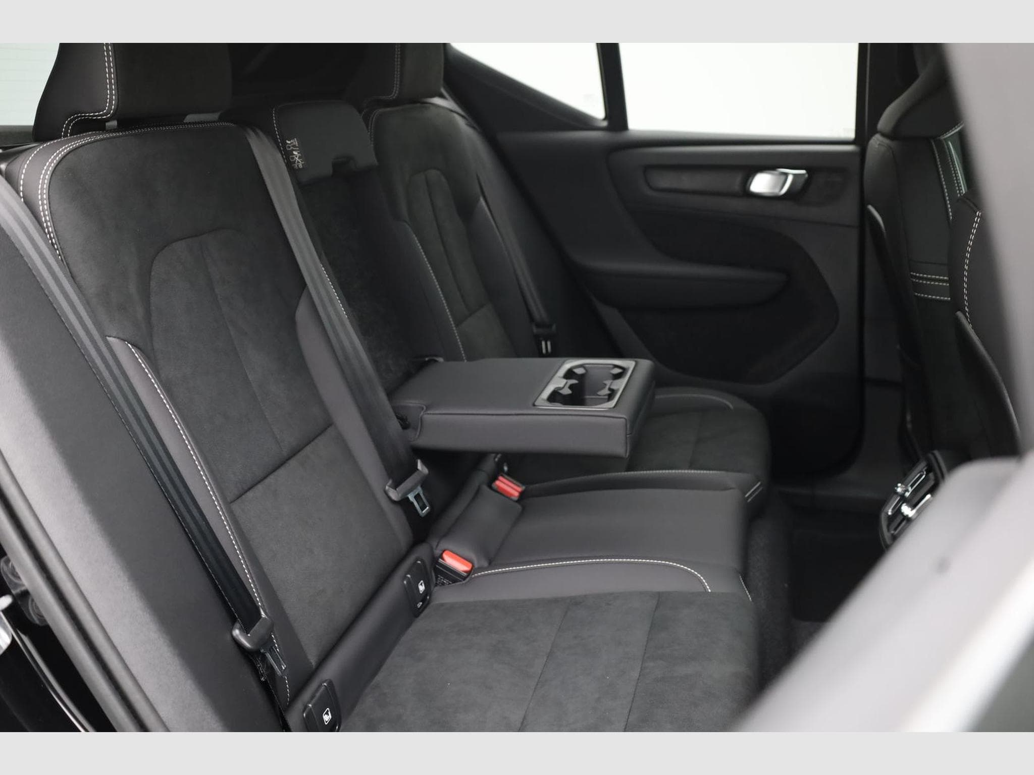 Volvo XC40 Black Edition Plus B4 (2026) - Photo 18