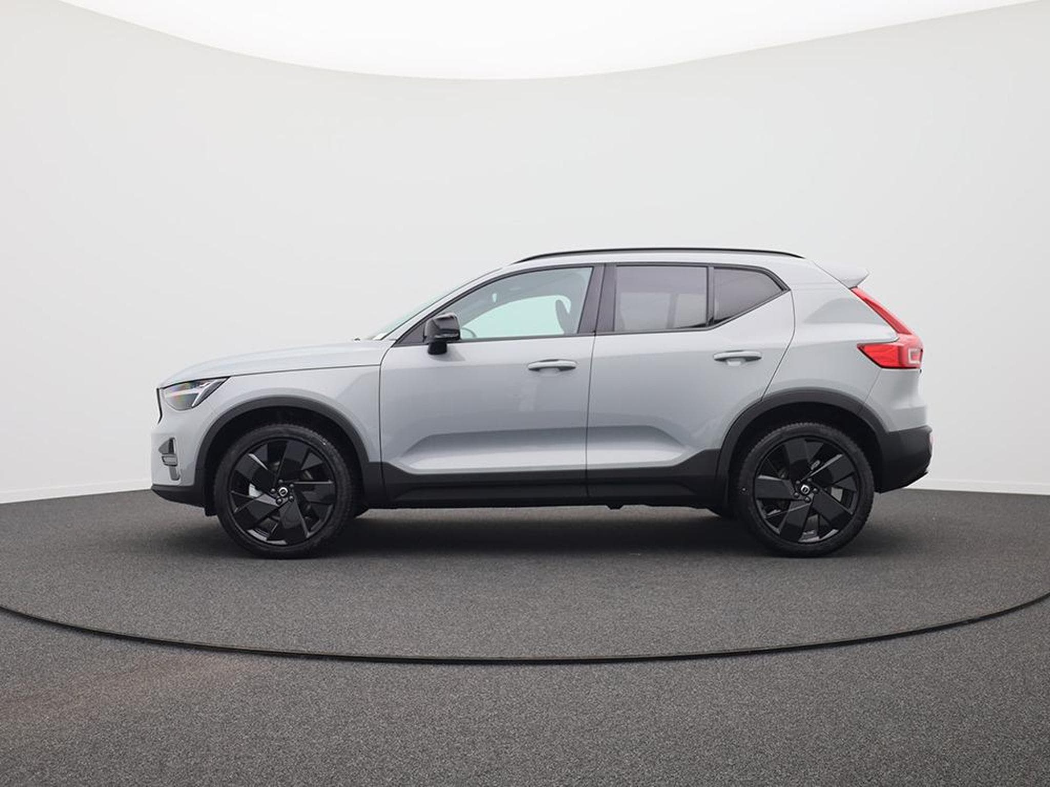 Volvo XC40 Black Edition Plus B4 (2026) - Photo 2