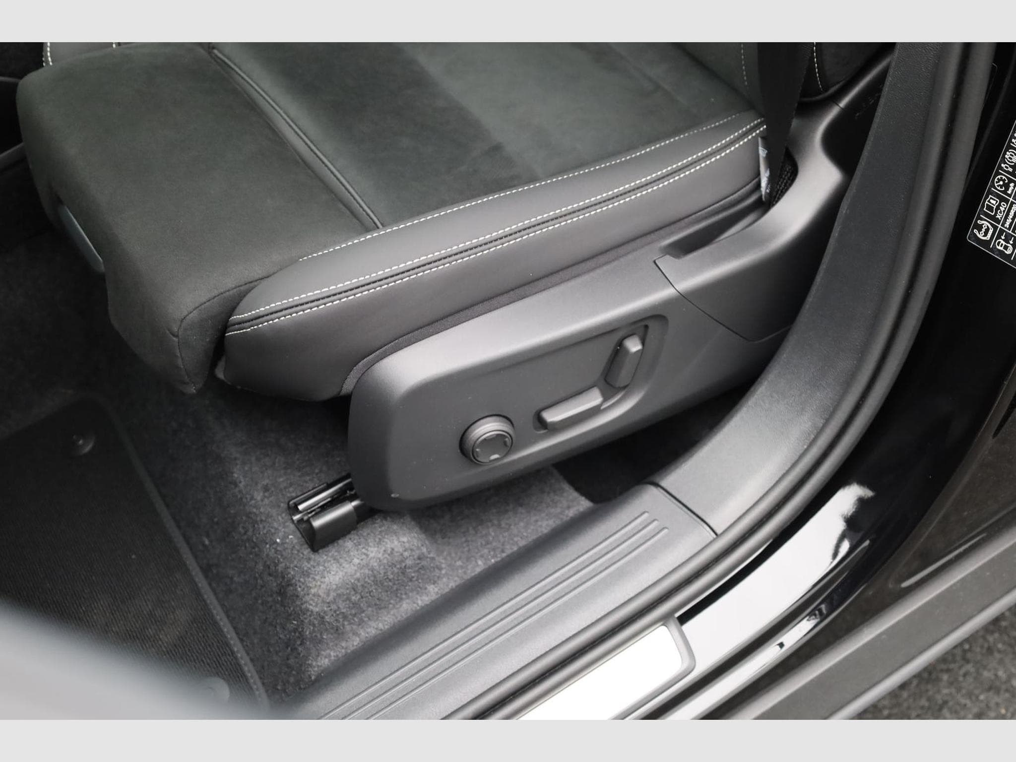 Volvo XC40 Black Edition Plus (2026) - Photo 20