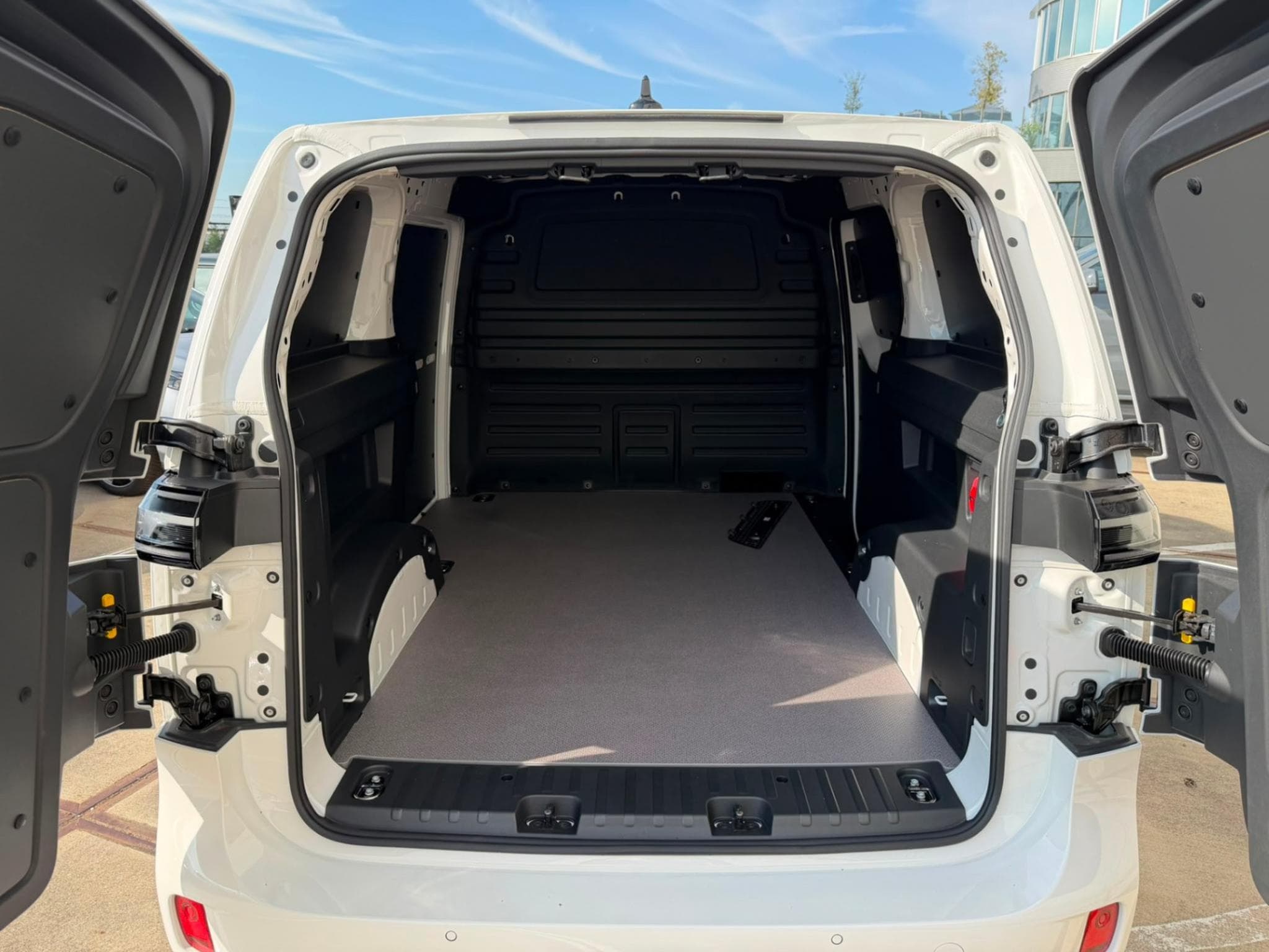 VW ID.Buzz CARGO (2026) - Photo 10